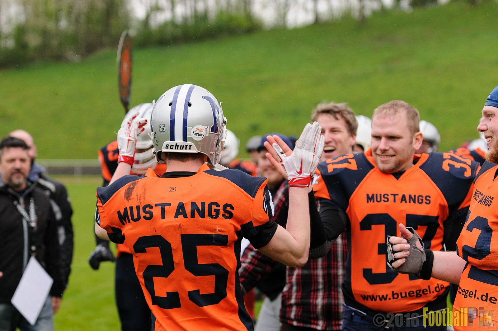 Recklinghausen Chargers vs. Sauerland Mustangs - 16.04.2016 LL NRW: Recklinghausen Chargers vs. Sauerland Mustangs (12:7)
