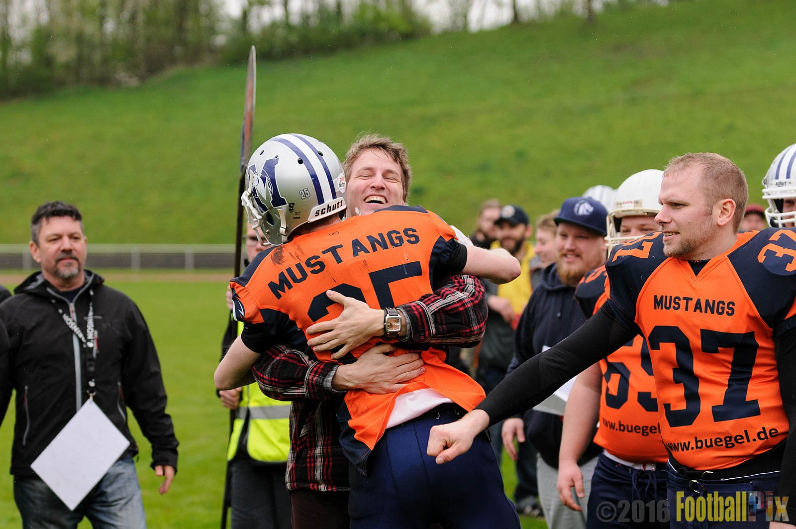 Recklinghausen Chargers vs. Sauerland Mustangs - 16.04.2016 LL NRW: Recklinghausen Chargers vs. Sauerland Mustangs (12:7)