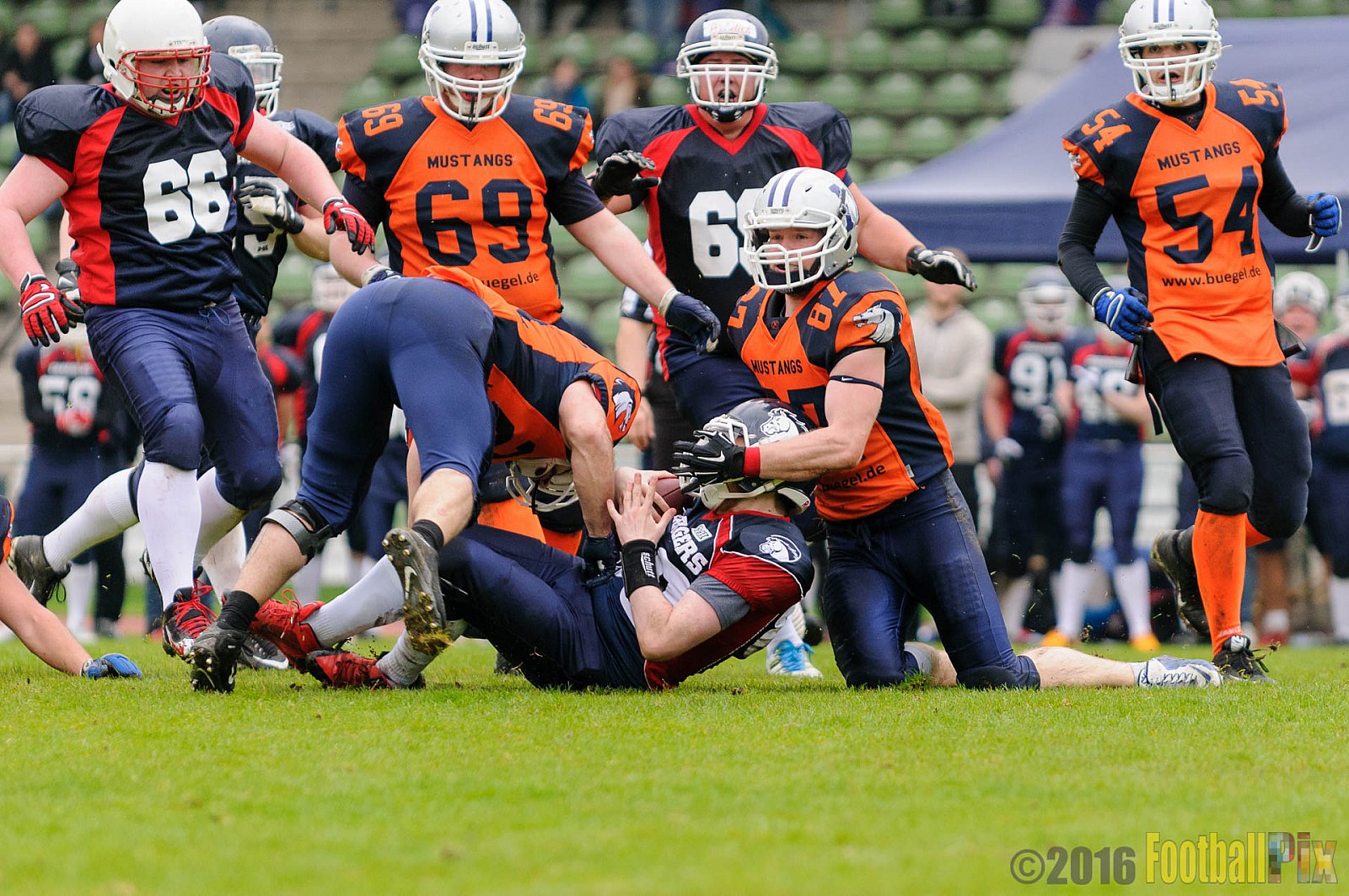Recklinghausen Chargers vs. Sauerland Mustangs - 16.04.2016 LL NRW: Recklinghausen Chargers vs. Sauerland Mustangs (12:7)