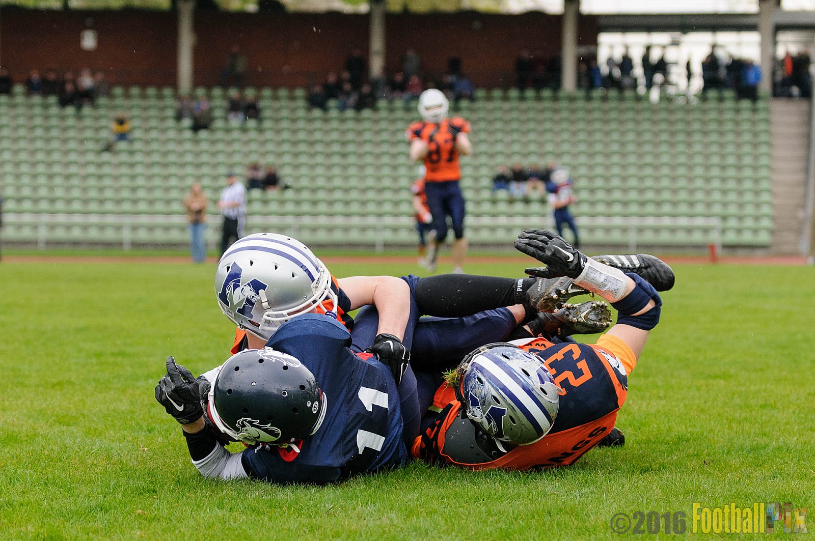 Recklinghausen Chargers vs. Sauerland Mustangs - 16.04.2016 LL NRW: Recklinghausen Chargers vs. Sauerland Mustangs (12:7)