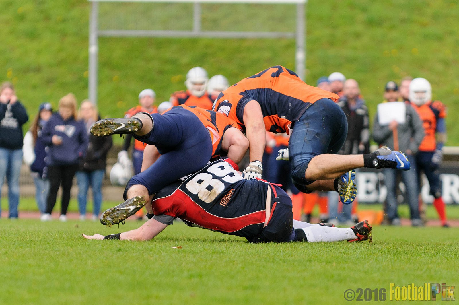 Recklinghausen Chargers vs. Sauerland Mustangs - 16.04.2016 LL NRW: Recklinghausen Chargers vs. Sauerland Mustangs (12:7)