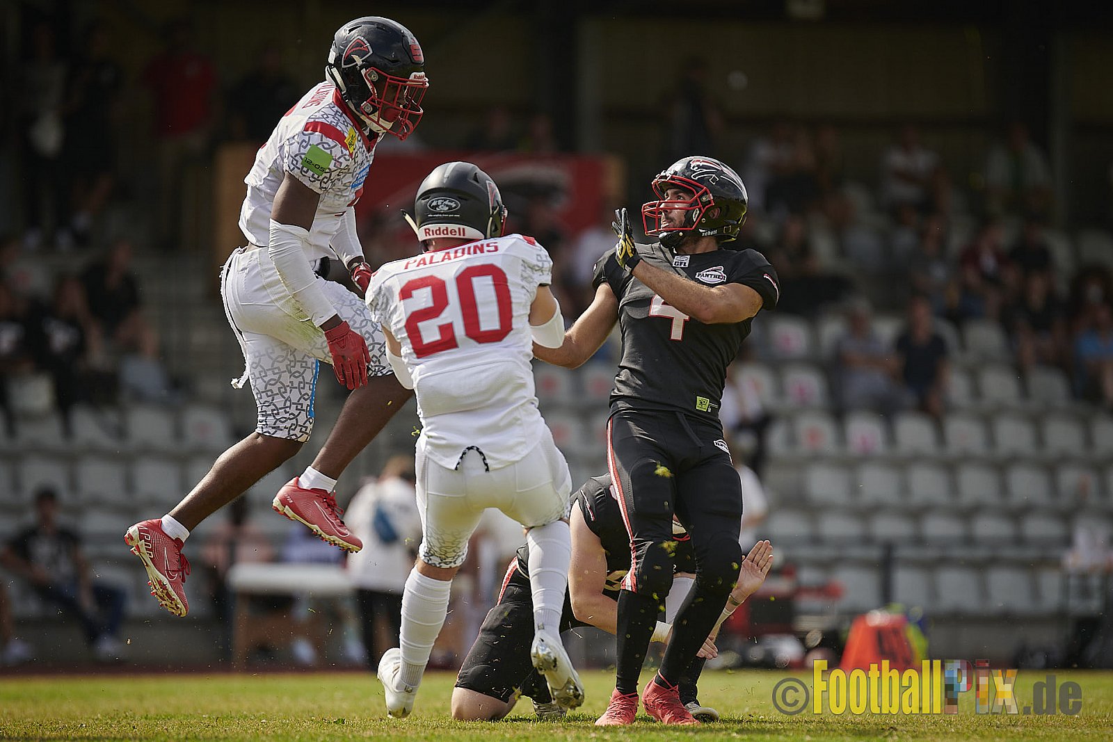 GFL2 Season 2021 Düsseldorf Panther vs. Solingen Paladins am 26.06.2021 im Stadion VfL Benrath, Karl-Hohmann-Straße 70, 40597 Düsseldorf, Punkte Endstand 13 : 00.
[Bildnummer: 2021-06-26_0174] - DPantherVsSolingenPaladins