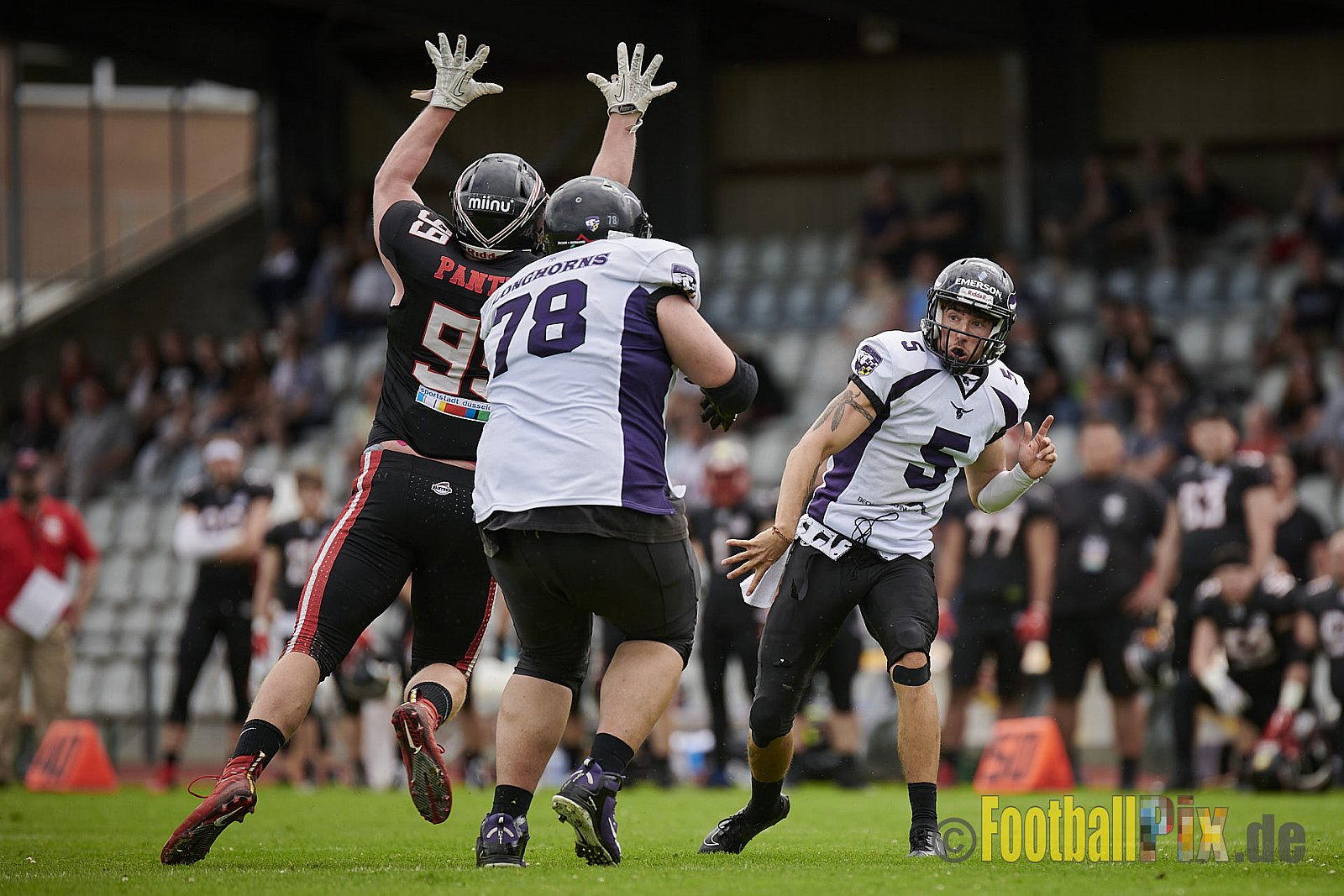 GFL2 Season 2021 Düsseldorf Panther vs. Langenfeld Longhorns am 7.08.2021 im Stadion VfL Benrath, Karl-Hohmann-Straße 70, 40597 Düsseldorf, Punkte Endstand 17 : 0.
[Bildnummer: 2021-08-07_0080]Düsseldorf Panther vs. Langenfeld Longhorns am 7.08.2021 - DPantherVsLangenfeldLonghorns