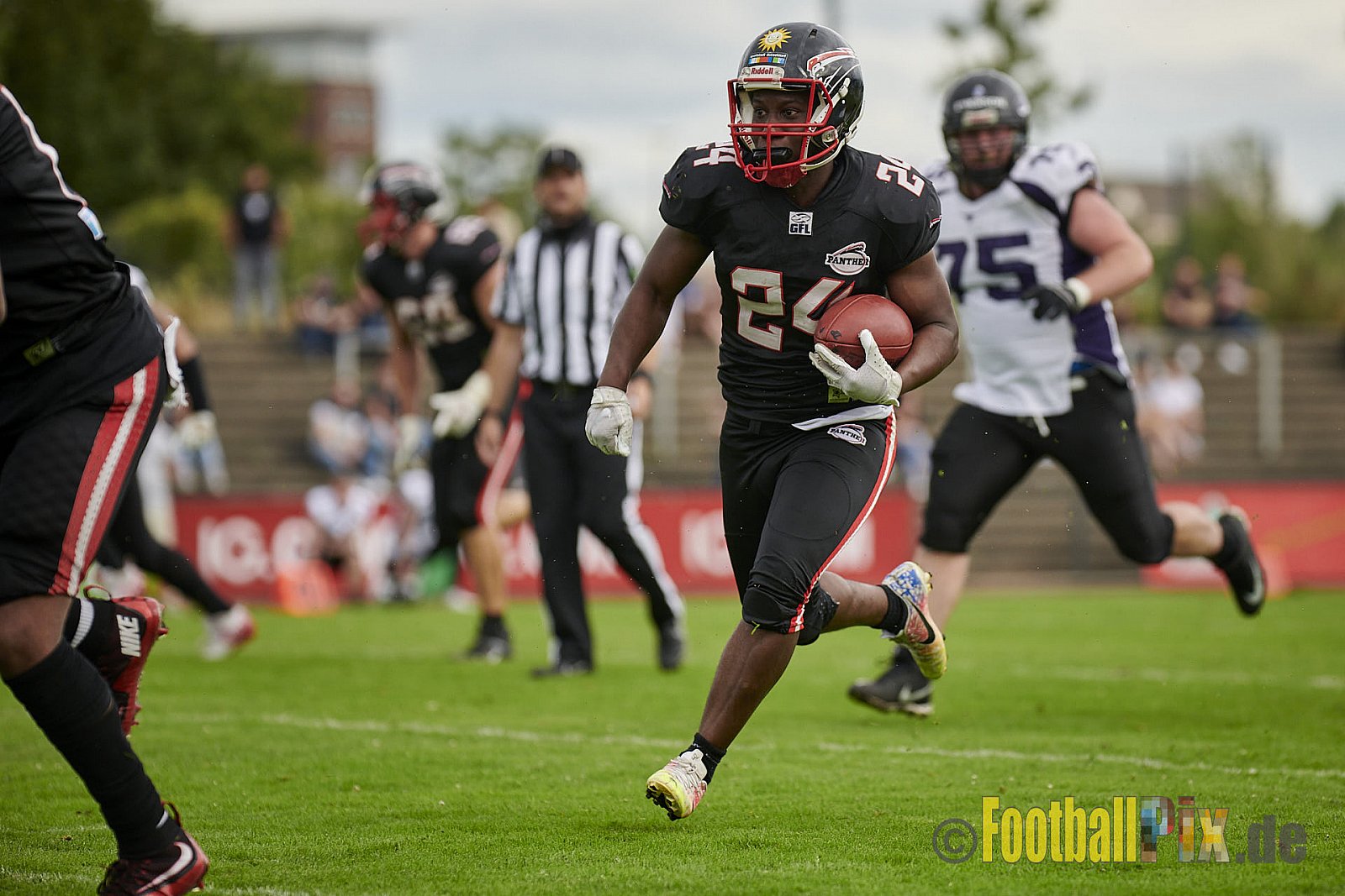 GFL2 Season 2021 Düsseldorf Panther vs. Langenfeld Longhorns am 7.08.2021 im Stadion VfL Benrath, Karl-Hohmann-Straße 70, 40597 Düsseldorf, Punkte Endstand 17 : 0.
[Bildnummer: 2021-08-07_0213]Düsseldorf Panther vs. Langenfeld Longhorns am 7.08.2021 - DPantherVsLangenfeldLonghorns