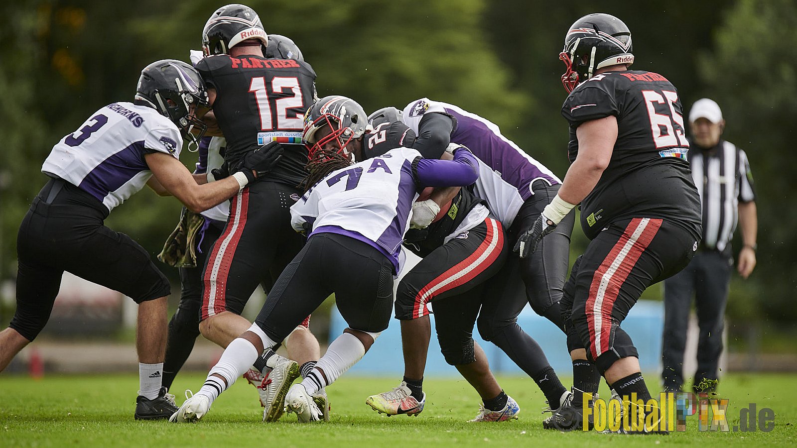 GFL2 Season 2021 Düsseldorf Panther vs. Langenfeld Longhorns am 7.08.2021 im Stadion VfL Benrath, Karl-Hohmann-Straße 70, 40597 Düsseldorf, Punkte Endstand 17 : 0.
[Bildnummer: 2021-08-07_0227]Düsseldorf Panther vs. Langenfeld Longhorns am 7.08.2021 - DPantherVsLangenfeldLonghorns