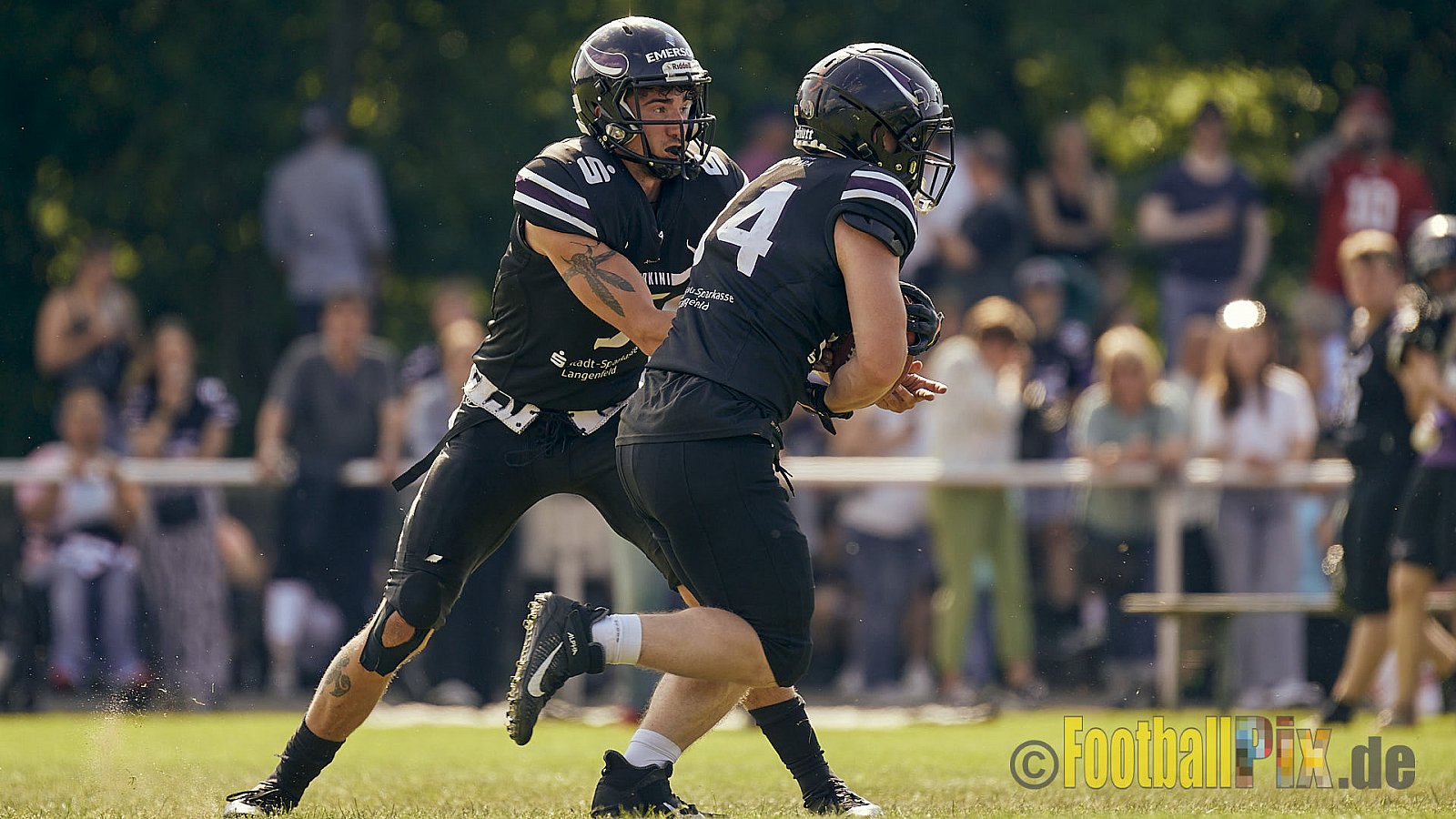 GFL2 Season 2022 Langenfeld Longhorns vs. Rostock Griffins am 4.06.2022 im Stadion Jahnstadion Langenfeld, Jahnstraße 4, 40764 Langenfeld (Rheinland). Spiel Endstand 35 : 07. Bildnummer: 2022-06-04_0086 - LangenfeldLonghornsVsRostockGriffins