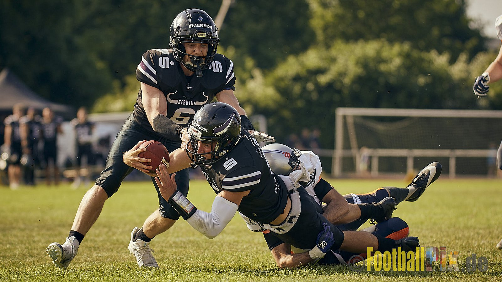 GFL2 Season 2022 Langenfeld Longhorns vs. Rostock Griffins am 4.06.2022 im Stadion Jahnstadion Langenfeld, Jahnstraße 4, 40764 Langenfeld (Rheinland). Spiel Endstand 35 : 07. Bildnummer: 2022-06-04_0148 - LangenfeldLonghornsVsRostockGriffins