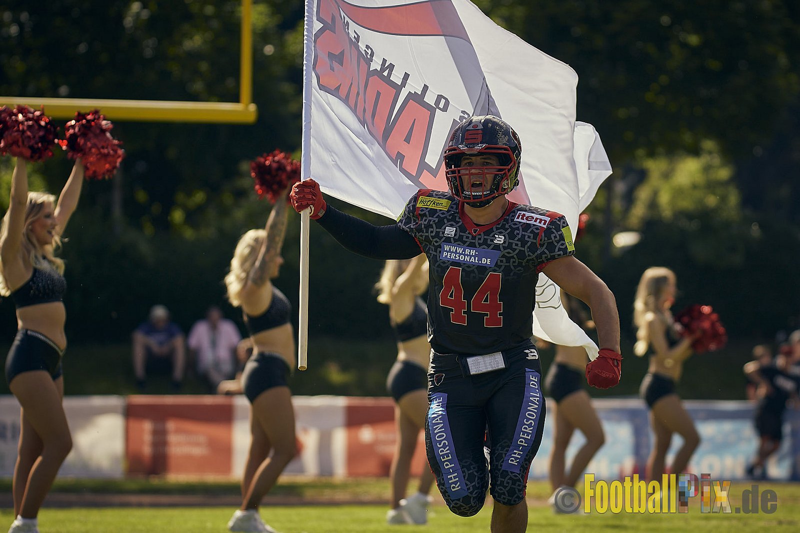 GFL2 Season 2022 Solingen Paladins vs. Assindia Cardinals am 2.07.2022 im Stadion Jahnkampfbahn Solingen, Adolf-Clarenbach-Straße 36, 42719 Solingen. Spiel Endstand 25 : 13. Bildnummer: 2022-07-02_0044 - SolingenPaladinsVsAssindiaCardinals