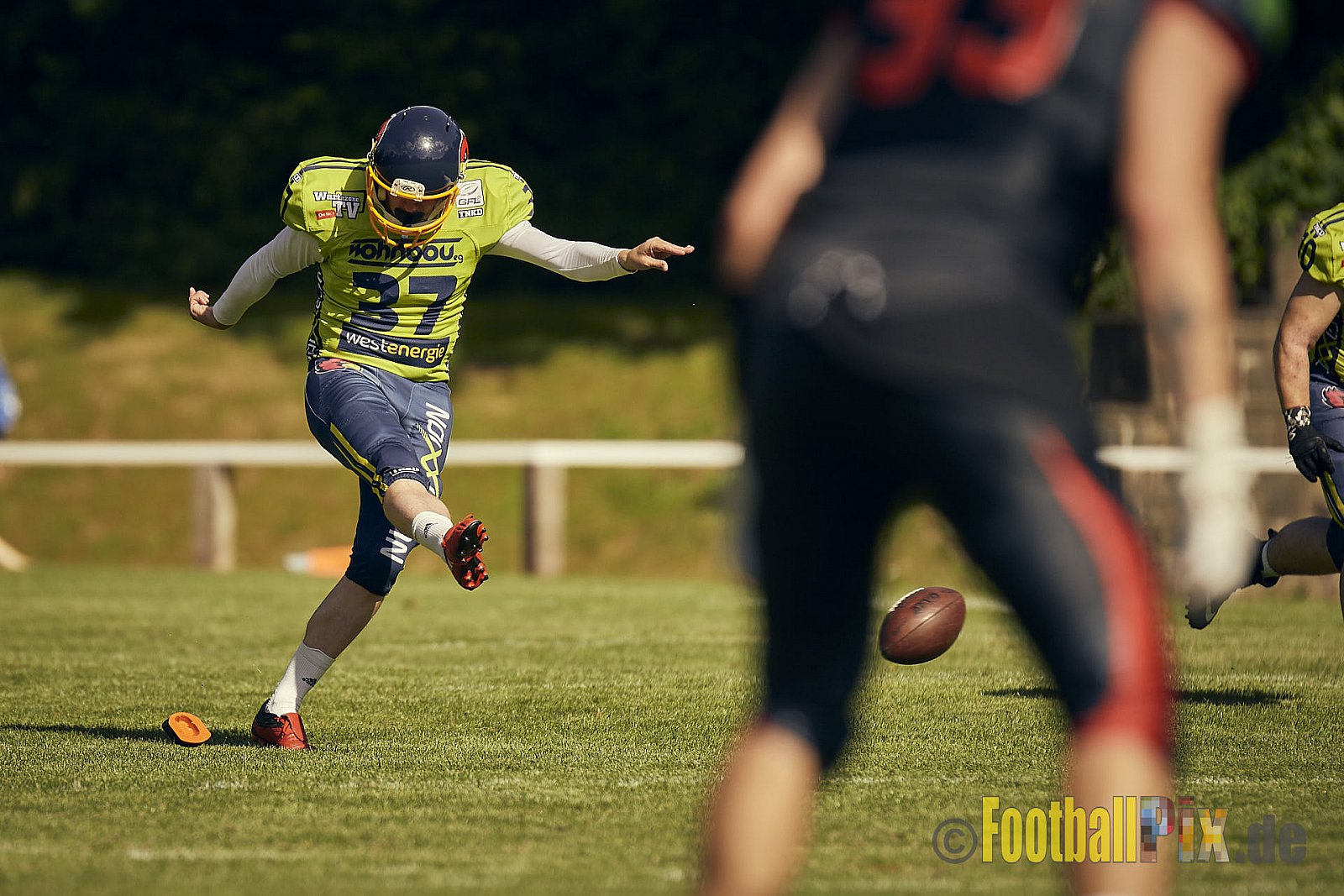 GFL2 Season 2022 Solingen Paladins vs. Assindia Cardinals am 2.07.2022 im Stadion Jahnkampfbahn Solingen, Adolf-Clarenbach-Straße 36, 42719 Solingen. Spiel Endstand 25 : 13. Bildnummer: 2022-07-02_0123 - SolingenPaladinsVsAssindiaCardinals