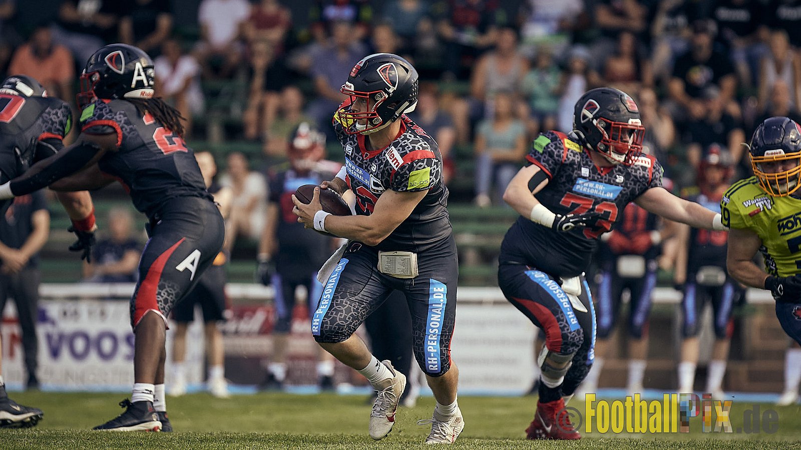 GFL2 Season 2022 Solingen Paladins vs. Assindia Cardinals am 2.07.2022 im Stadion Jahnkampfbahn Solingen, Adolf-Clarenbach-Straße 36, 42719 Solingen. Spiel Endstand 25 : 13. Bildnummer: 2022-07-02_0144 - SolingenPaladinsVsAssindiaCardinals