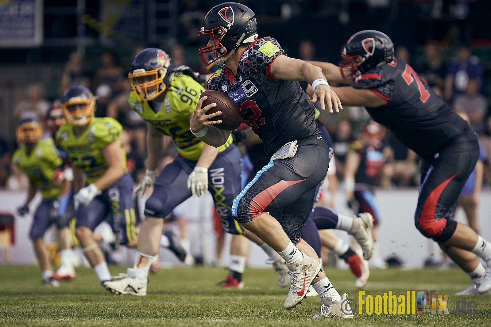 GFL2 Season 2022 Solingen Paladins vs. Assindia Cardinals am 2.07.2022 im Stadion Jahnkampfbahn Solingen, Adolf-Clarenbach-Straße 36, 42719 Solingen. Spiel Endstand 25 : 13. Bildnummer: 2022-07-02_0147 - SolingenPaladinsVsAssindiaCardinals