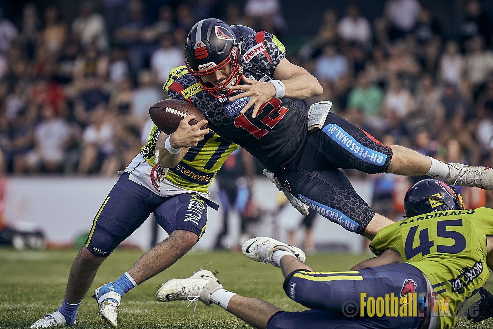 GFL2 Season 2022 Solingen Paladins vs. Assindia Cardinals am 2.07.2022 im Stadion Jahnkampfbahn Solingen, Adolf-Clarenbach-Straße 36, 42719 Solingen. Spiel Endstand 25 : 13. Bildnummer: 2022-07-02_0150 - SolingenPaladinsVsAssindiaCardinals