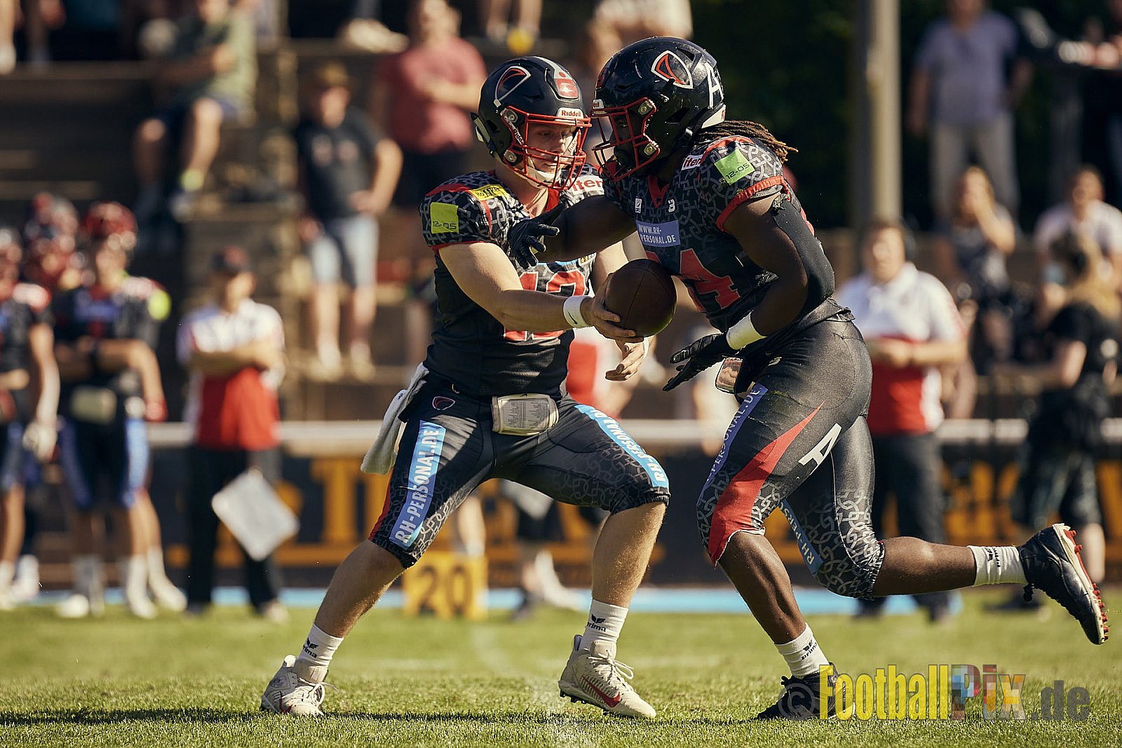 GFL2 Season 2022 Solingen Paladins vs. Assindia Cardinals am 2.07.2022 im Stadion Jahnkampfbahn Solingen, Adolf-Clarenbach-Straße 36, 42719 Solingen. Spiel Endstand 25 : 13. Bildnummer: 2022-07-02_0186 - SolingenPaladinsVsAssindiaCardinals