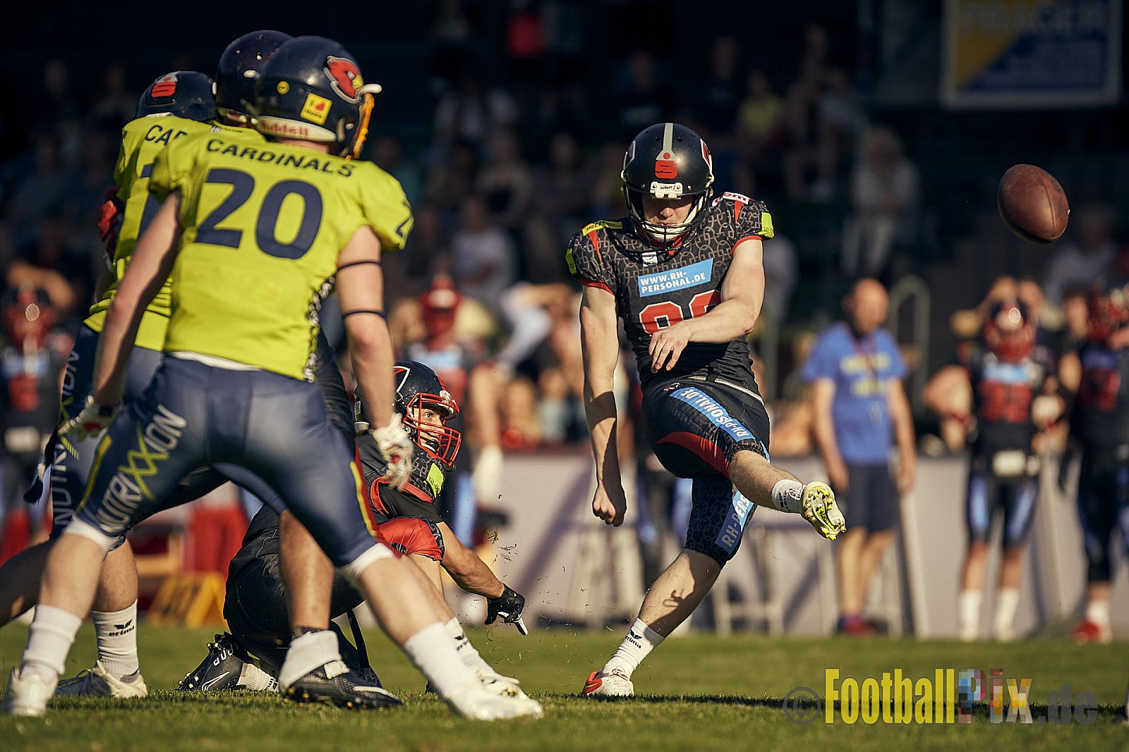 GFL2 Season 2022 Solingen Paladins vs. Assindia Cardinals am 2.07.2022 im Stadion Jahnkampfbahn Solingen, Adolf-Clarenbach-Straße 36, 42719 Solingen. Spiel Endstand 25 : 13. Bildnummer: 2022-07-02_0375 - SolingenPaladinsVsAssindiaCardinals