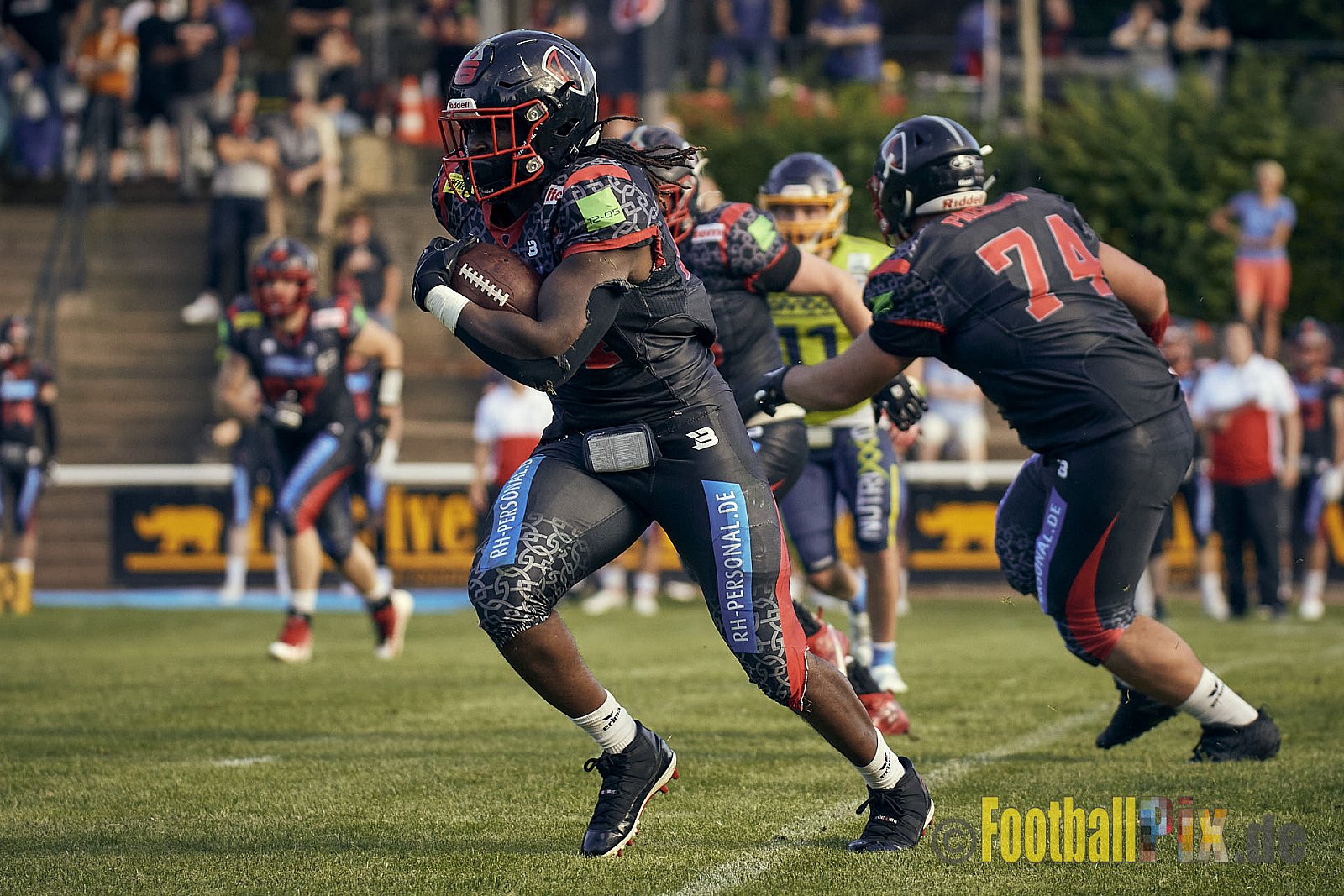 GFL2 Season 2022 Solingen Paladins vs. Assindia Cardinals am 2.07.2022 im Stadion Jahnkampfbahn Solingen, Adolf-Clarenbach-Straße 36, 42719 Solingen. Spiel Endstand 25 : 13. Bildnummer: 2022-07-02_0451 - SolingenPaladinsVsAssindiaCardinals