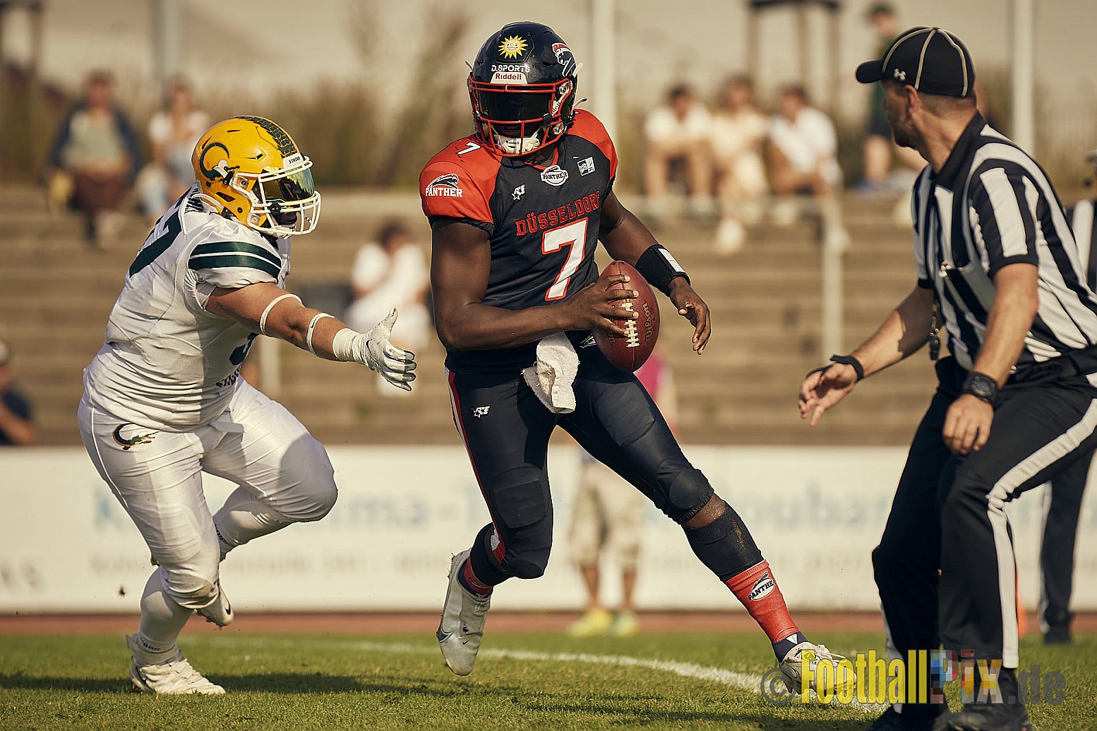 Spiel der GFL Season 2022 Düsseldorf Panther vs. Cologne Crocodiles am 20.08.2022 im Stadion VfL Benrath, Karl-Hohmann-Straße 70, 40597 Düsseldorf, Punkte Endstand 07 : 49.
[Bildnummer: 2022-08-20_0159] - DPantherVsCologneCrocodiles