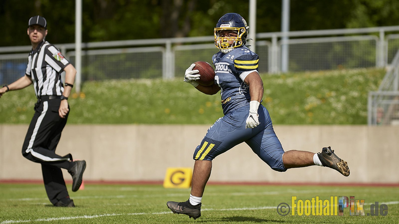 AFCV Regionalliga Season 2023 Essen Assindia Cardinals vs. Wuppertal Greyhounds am 30.04.2023 im Stadion Stadion am Hallo, Hallostraße 50, 45141 Essen, Punkte Endstand 12 : 27.
[2023-04-30_0190] - EssenAssindiaCardinalsVsWuppertalGreyhounds
