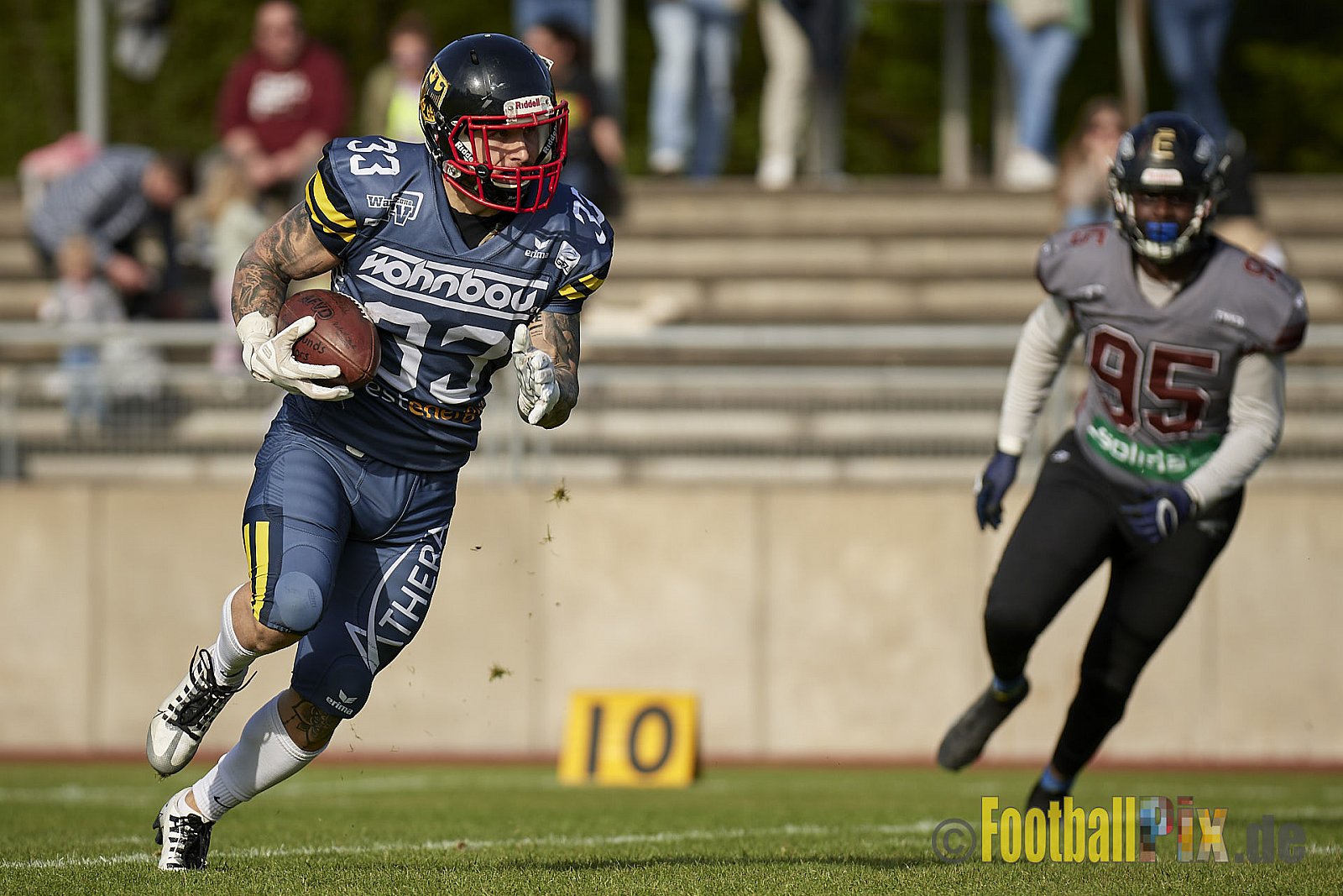 AFCV Regionalliga Season 2023 Essen Assindia Cardinals vs. Wuppertal Greyhounds am 30.04.2023 im Stadion Stadion am Hallo, Hallostraße 50, 45141 Essen, Punkte Endstand 12 : 27.
[2023-04-30_0381] - EssenAssindiaCardinalsVsWuppertalGreyhounds