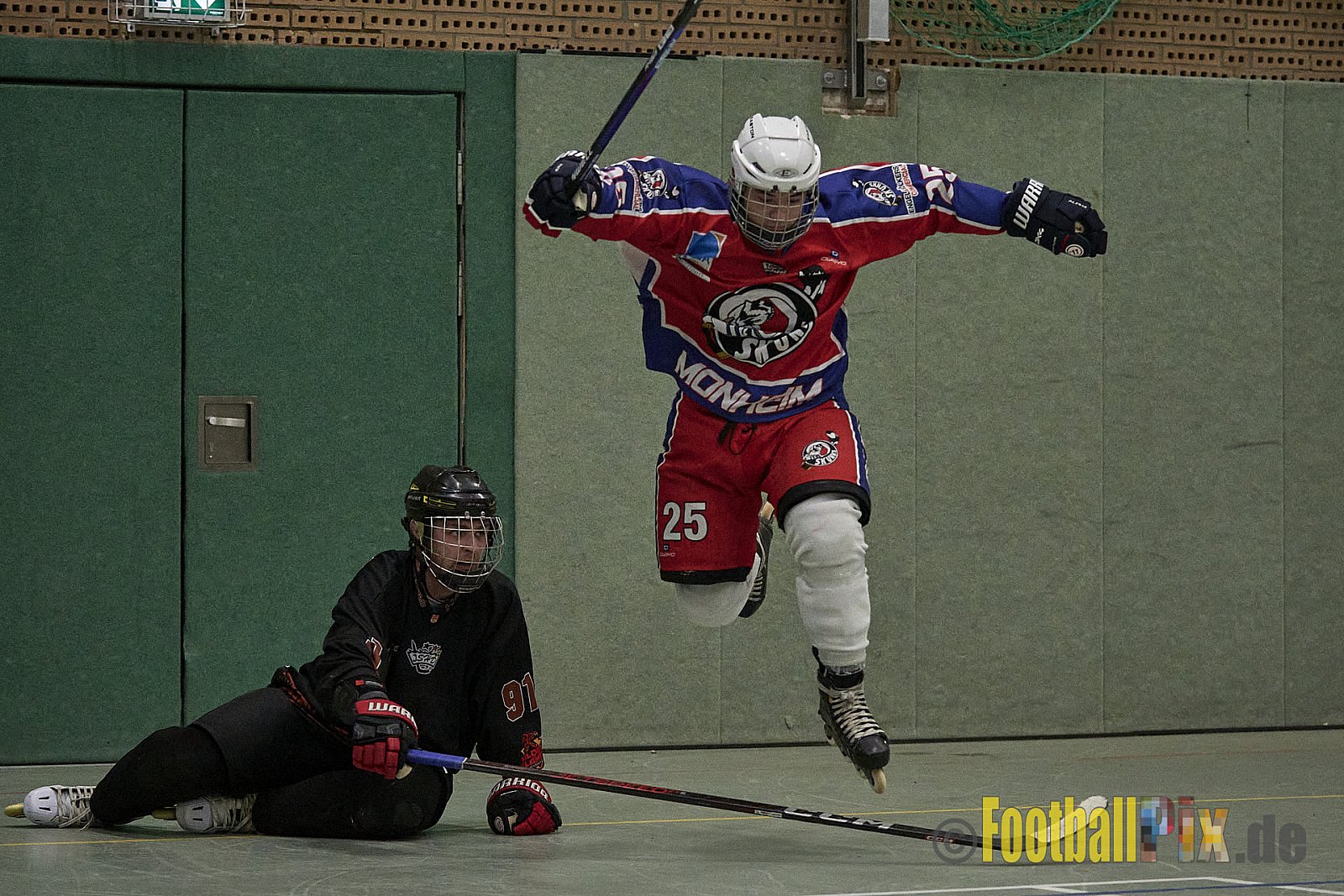 ISHD Inliner Hockey LLR Monheim Skunks I vs. Hilden Flames II am 14.05.2023 im Stadion Sporthalle Sandberg, Falkenstr., 40789 Monheim, Punkte Endstand 9 : 8. - IshdMonheimSkunksVsHildenFlames2