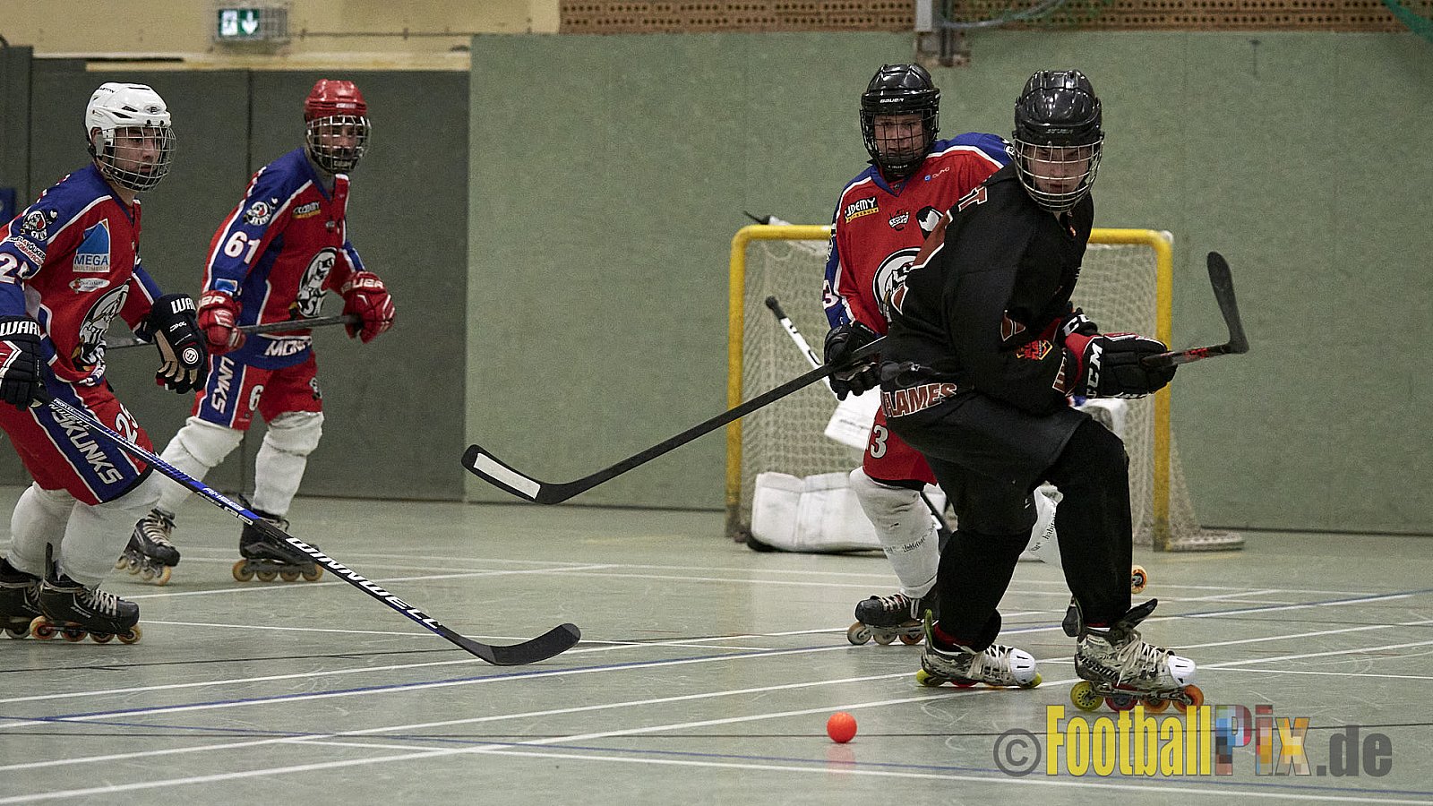 ISHD Inliner Hockey LLR Monheim Skunks I vs. Hilden Flames II am 14.05.2023 im Stadion Sporthalle Sandberg, Falkenstr., 40789 Monheim, Punkte Endstand 9 : 8. - IshdMonheimSkunksVsHildenFlames2