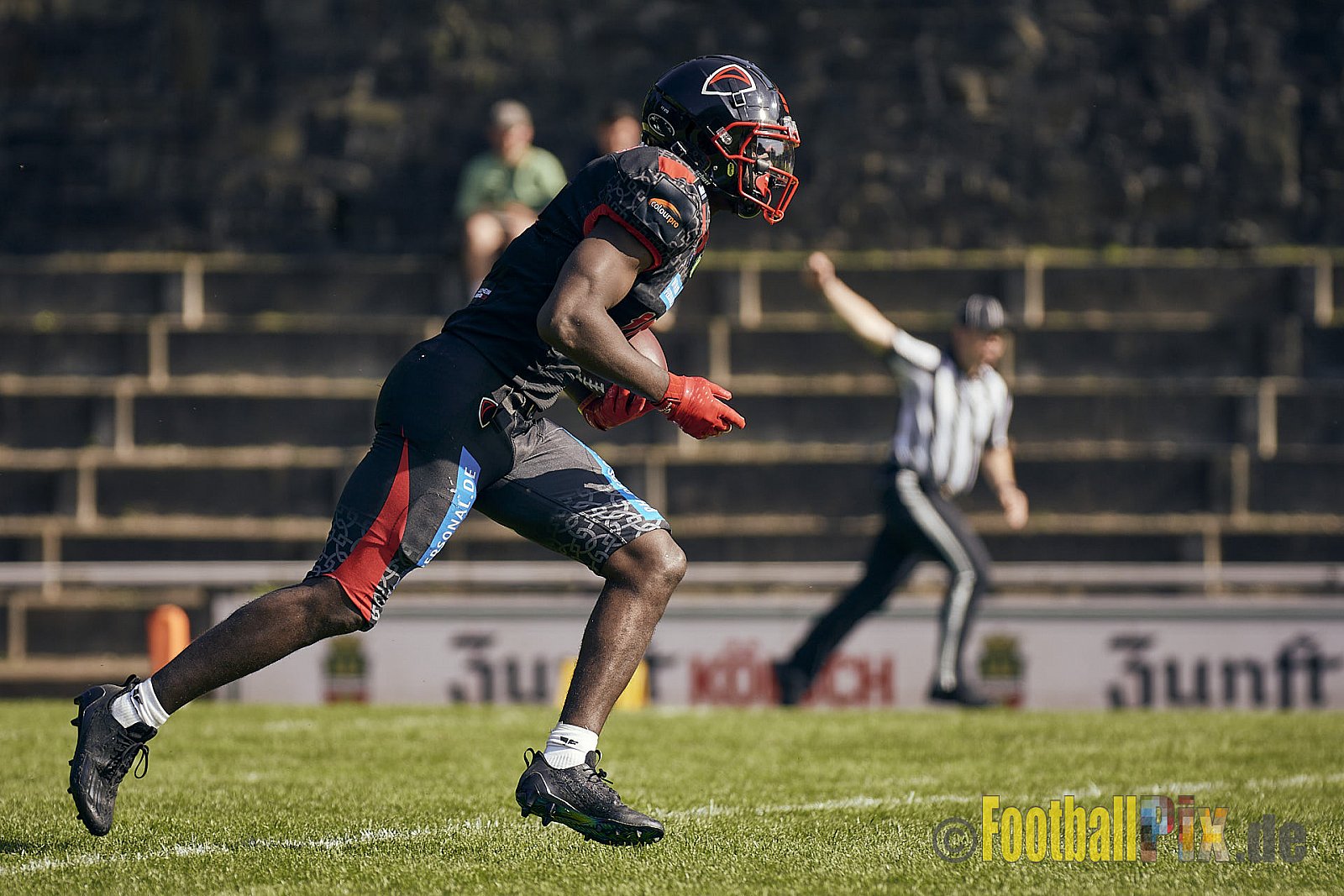 GFL2 Season 2023 Solingen Paladins vs. Düsseldorf Panther am 27.05.2023 im Stadion Jahnkampfbahn Solingen, Adolf-Clarenbach-Straße 36, 42719 Solingen. Punkte Endstand 20 : 21.
[Bildnummer: 2023-05-27_0153] - SolingenPaladinsVsDPanther
