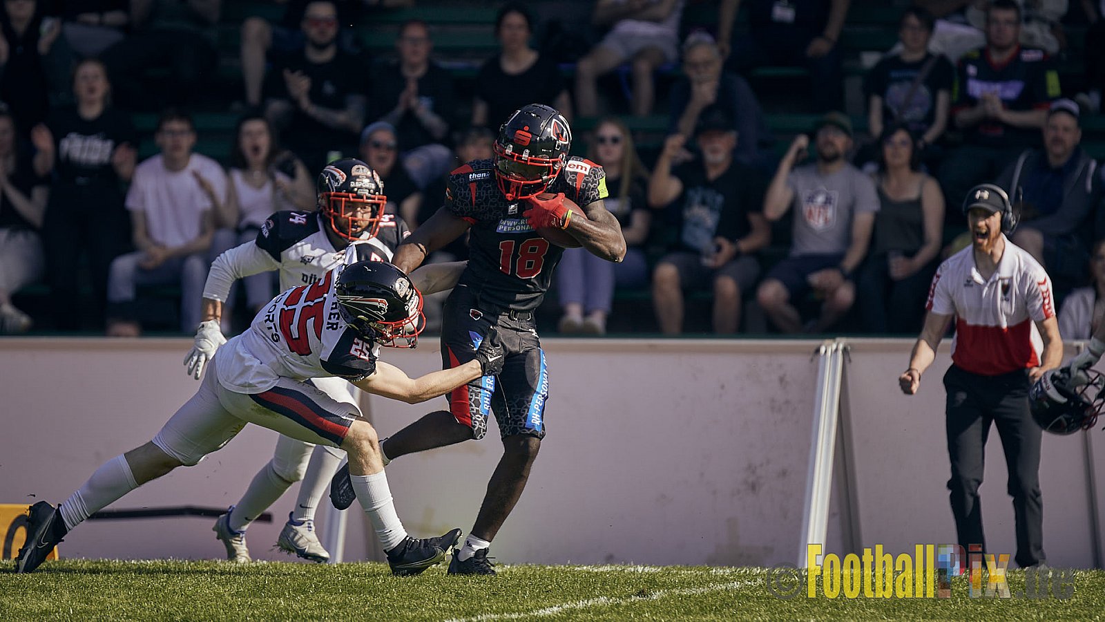 GFL2 Season 2023 Solingen Paladins vs. Düsseldorf Panther am 27.05.2023 im Stadion Jahnkampfbahn Solingen, Adolf-Clarenbach-Straße 36, 42719 Solingen. Punkte Endstand 20 : 21.
[Bildnummer: 2023-05-27_0202] - SolingenPaladinsVsDPanther