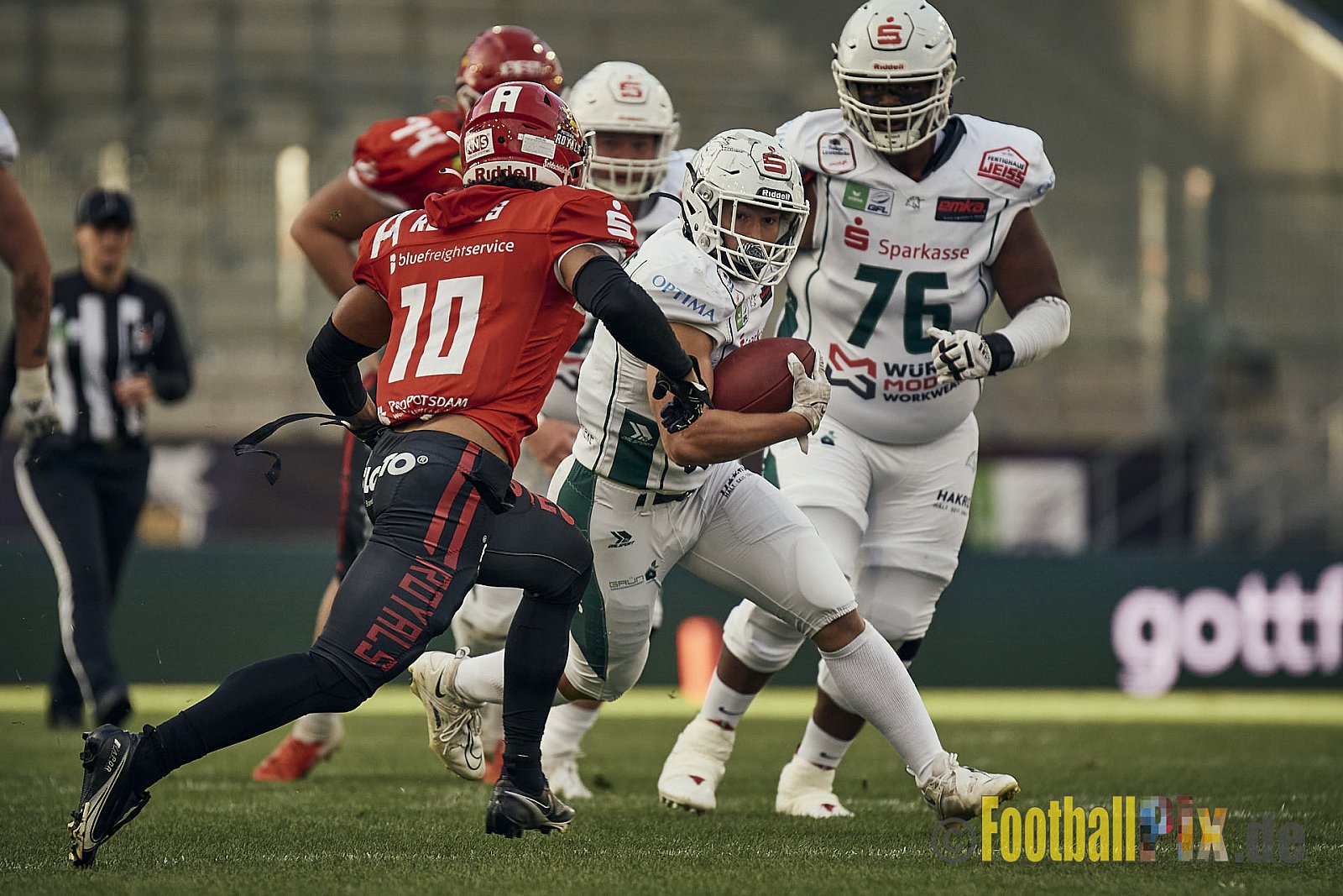 ERIMA GFL Bowl 2023 Potsdam Royals vs. Schwäbisch Hall Unicorns am 14.10.2023 im Stadion Hafenstraße, 45356 Essen. Die Potsdam Royals sind zum ersten Mal Deutscher Meister mit einem Punkte Endstand von 34 : 7. 
Bildnummer: 2023-10-14_0382 - GflBowl2023SchwaebischHallUnicornsVsPotsdamRoyals