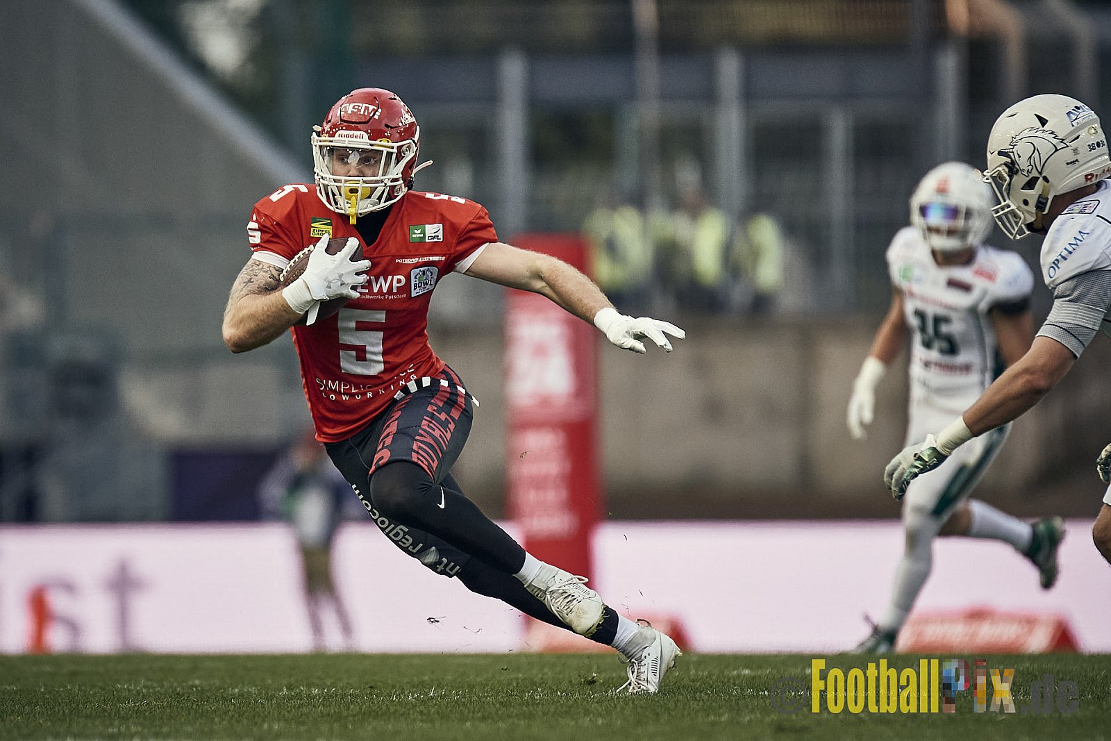 ERIMA GFL Bowl 2023 Potsdam Royals vs. Schwäbisch Hall Unicorns am 14.10.2023 im Stadion Hafenstraße, 45356 Essen. Die Potsdam Royals sind zum ersten Mal Deutscher Meister mit einem Punkte Endstand von 34 : 7. 
Bildnummer: 2023-10-14_0501 - GflBowl2023SchwaebischHallUnicornsVsPotsdamRoyals