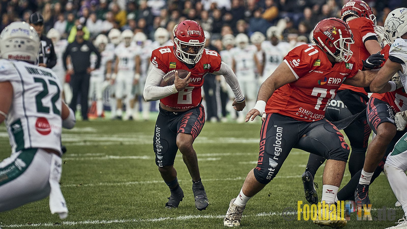 ERIMA GFL Bowl 2023 Potsdam Royals vs. Schwäbisch Hall Unicorns am 14.10.2023 im Stadion Hafenstraße, 45356 Essen. Die Potsdam Royals sind zum ersten Mal Deutscher Meister mit einem Punkte Endstand von 34 : 7. 
Bildnummer: 2023-10-14_0543 - GflBowl2023SchwaebischHallUnicornsVsPotsdamRoyals