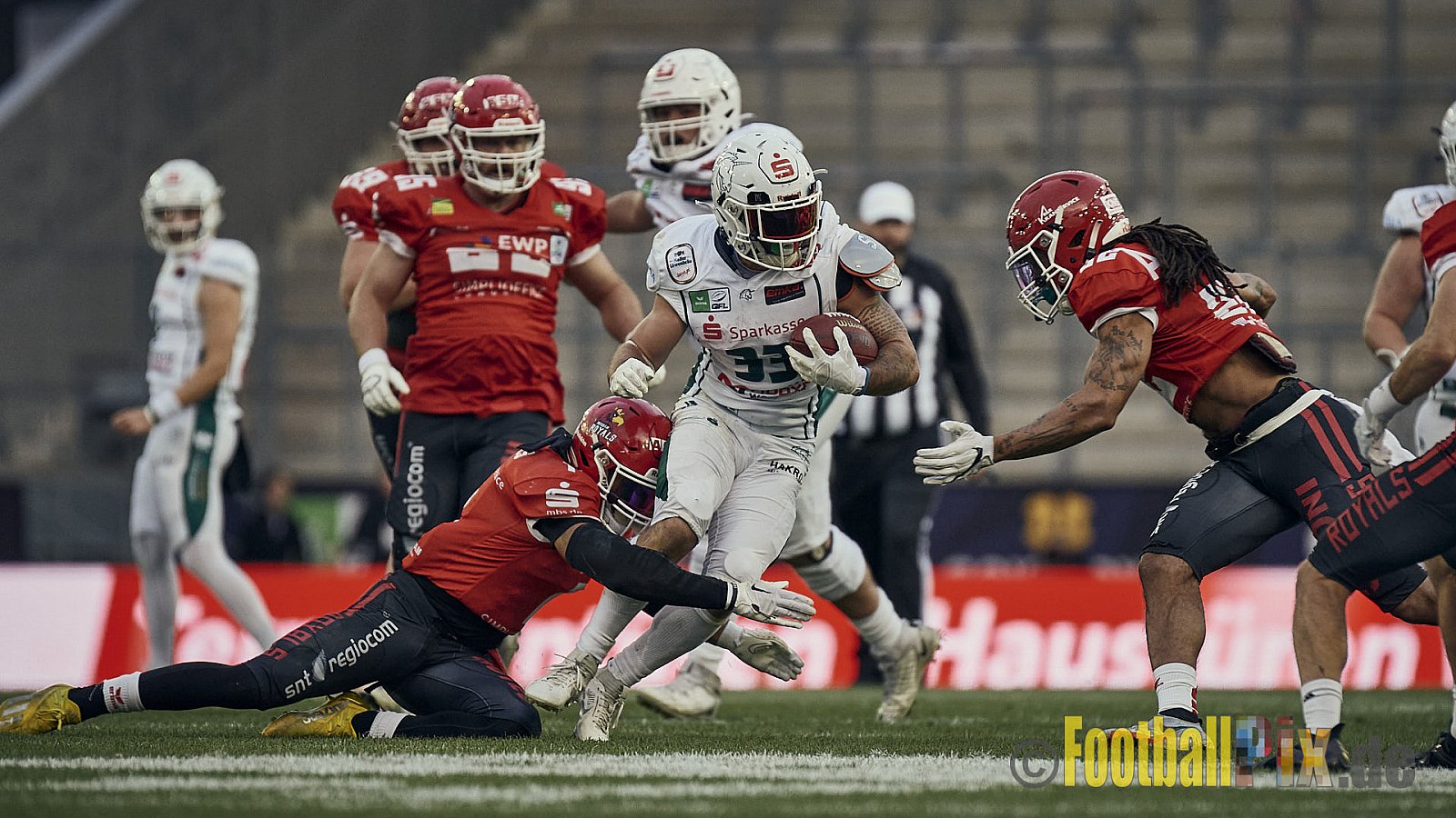 ERIMA GFL Bowl 2023 Potsdam Royals vs. Schwäbisch Hall Unicorns am 14.10.2023 im Stadion Hafenstraße, 45356 Essen. Die Potsdam Royals sind zum ersten Mal Deutscher Meister mit einem Punkte Endstand von 34 : 7. 
Bildnummer: 2023-10-14_0618 - GflBowl2023SchwaebischHallUnicornsVsPotsdamRoyals