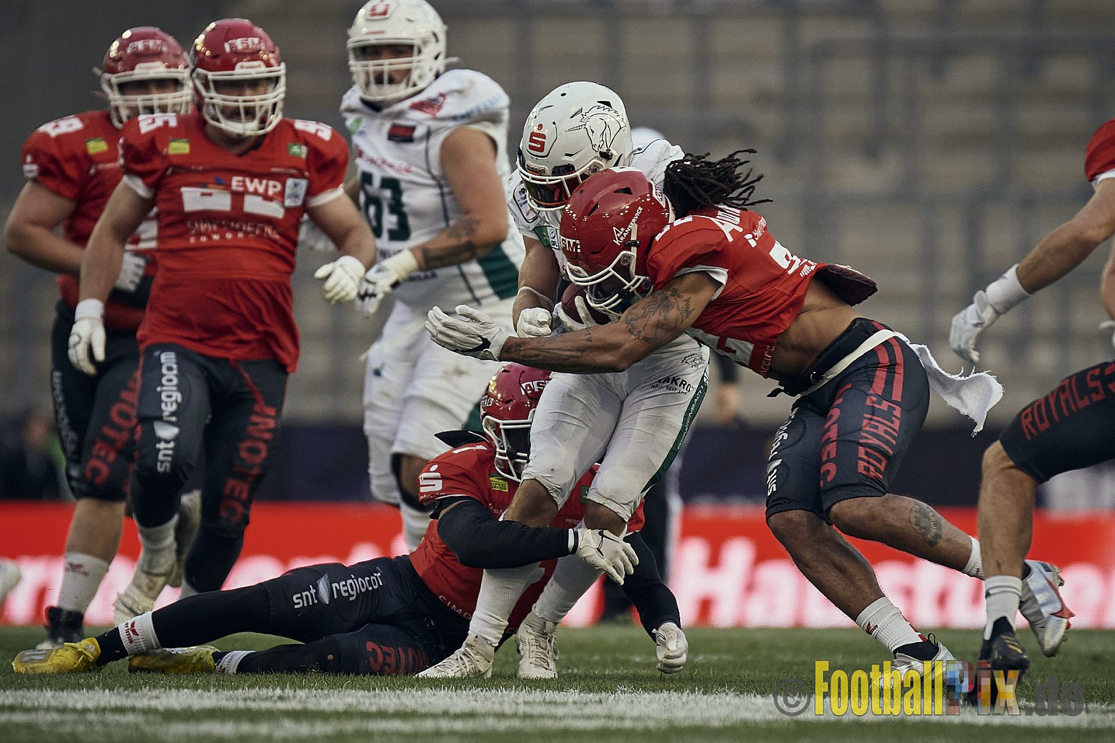 ERIMA GFL Bowl 2023 Potsdam Royals vs. Schwäbisch Hall Unicorns am 14.10.2023 im Stadion Hafenstraße, 45356 Essen. Die Potsdam Royals sind zum ersten Mal Deutscher Meister mit einem Punkte Endstand von 34 : 7. 
Bildnummer: 2023-10-14_0619 - GflBowl2023SchwaebischHallUnicornsVsPotsdamRoyals