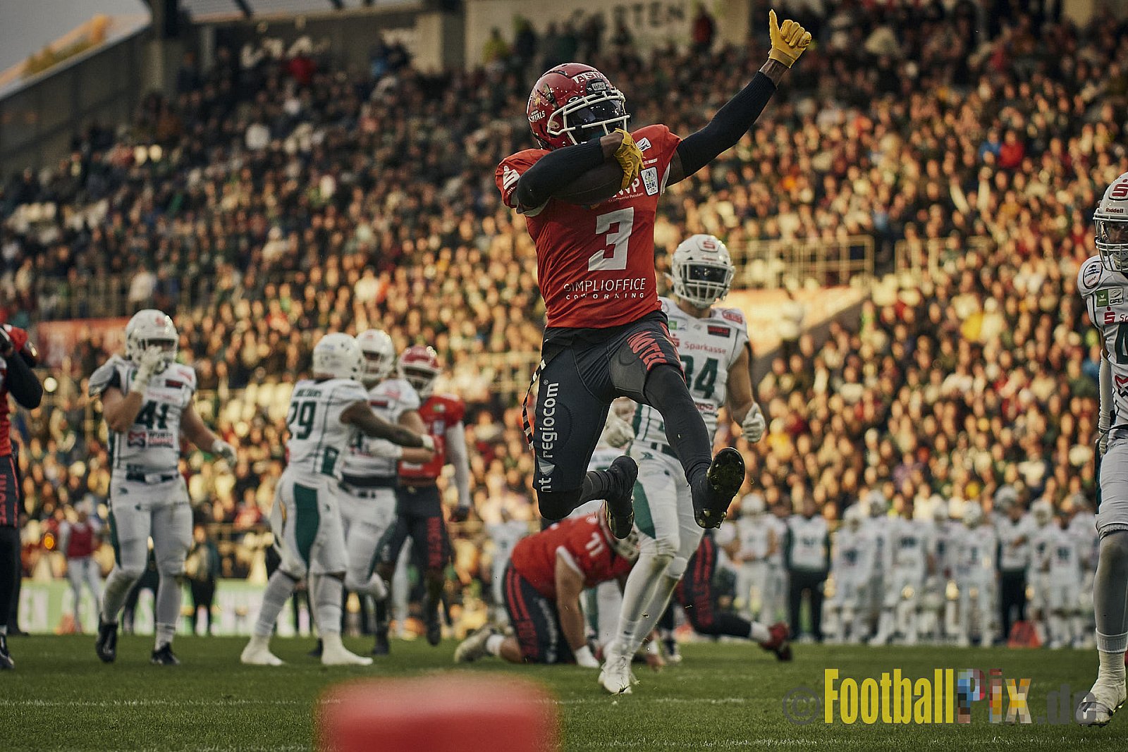 ERIMA GFL Bowl 2023 Potsdam Royals vs. Schwäbisch Hall Unicorns am 14.10.2023 im Stadion Hafenstraße, 45356 Essen. Die Potsdam Royals sind zum ersten Mal Deutscher Meister mit einem Punkte Endstand von 34 : 7. 
Bildnummer: 2023-10-14_0686 - GflBowl2023SchwaebischHallUnicornsVsPotsdamRoyals