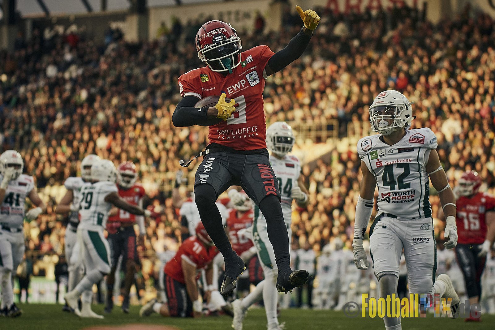 ERIMA GFL Bowl 2023 Potsdam Royals vs. Schwäbisch Hall Unicorns am 14.10.2023 im Stadion Hafenstraße, 45356 Essen. Die Potsdam Royals sind zum ersten Mal Deutscher Meister mit einem Punkte Endstand von 34 : 7. 
Bildnummer: 2023-10-14_0688 - GflBowl2023SchwaebischHallUnicornsVsPotsdamRoyals
