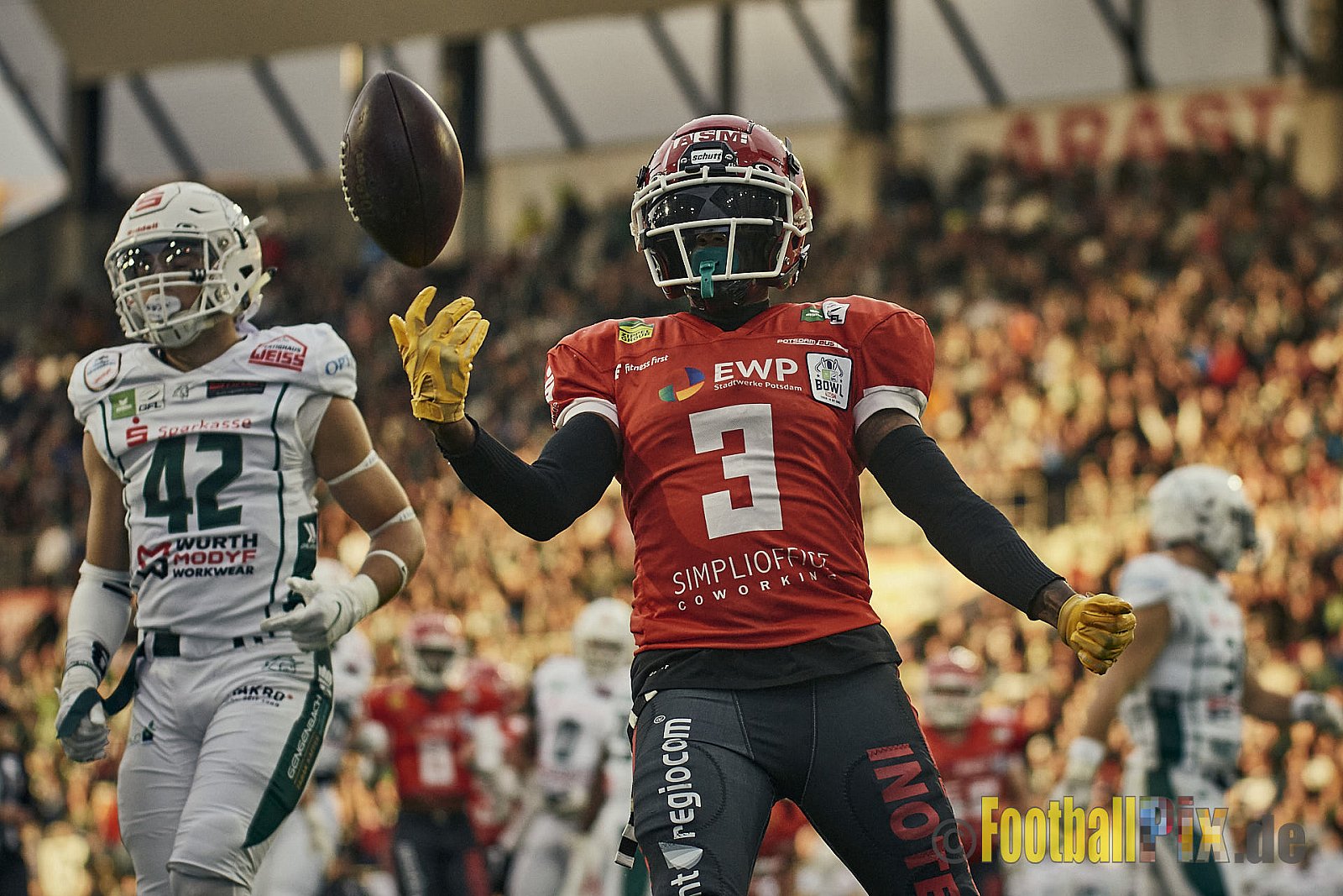 ERIMA GFL Bowl 2023 Potsdam Royals vs. Schwäbisch Hall Unicorns am 14.10.2023 im Stadion Hafenstraße, 45356 Essen. Die Potsdam Royals sind zum ersten Mal Deutscher Meister mit einem Punkte Endstand von 34 : 7. 
Bildnummer: 2023-10-14_0695 - GflBowl2023SchwaebischHallUnicornsVsPotsdamRoyals