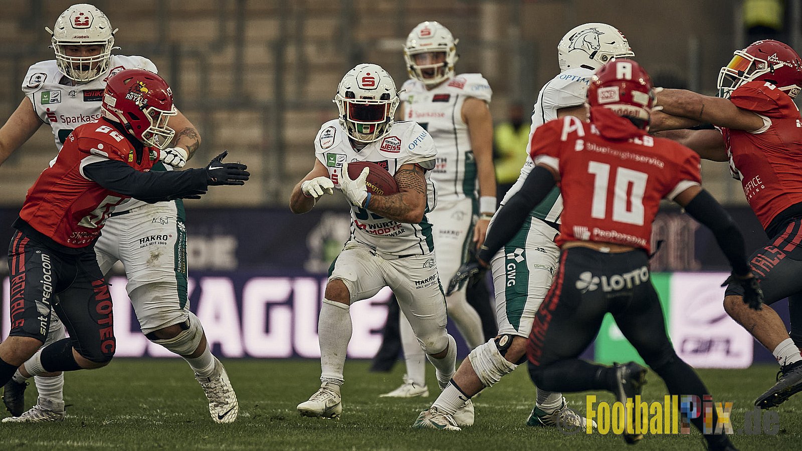 ERIMA GFL Bowl 2023 Potsdam Royals vs. Schwäbisch Hall Unicorns am 14.10.2023 im Stadion Hafenstraße, 45356 Essen. Die Potsdam Royals sind zum ersten Mal Deutscher Meister mit einem Punkte Endstand von 34 : 7. 
Bildnummer: 2023-10-14_0749 - GflBowl2023SchwaebischHallUnicornsVsPotsdamRoyals