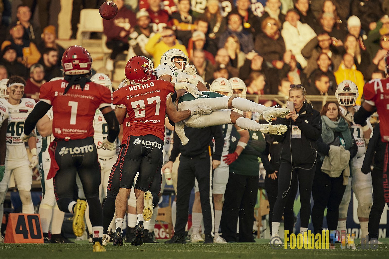 ERIMA GFL Bowl 2023 Potsdam Royals vs. Schwäbisch Hall Unicorns am 14.10.2023 im Stadion Hafenstraße, 45356 Essen. Die Potsdam Royals sind zum ersten Mal Deutscher Meister mit einem Punkte Endstand von 34 : 7. 
Bildnummer: 2023-10-14_0765 - GflBowl2023SchwaebischHallUnicornsVsPotsdamRoyals