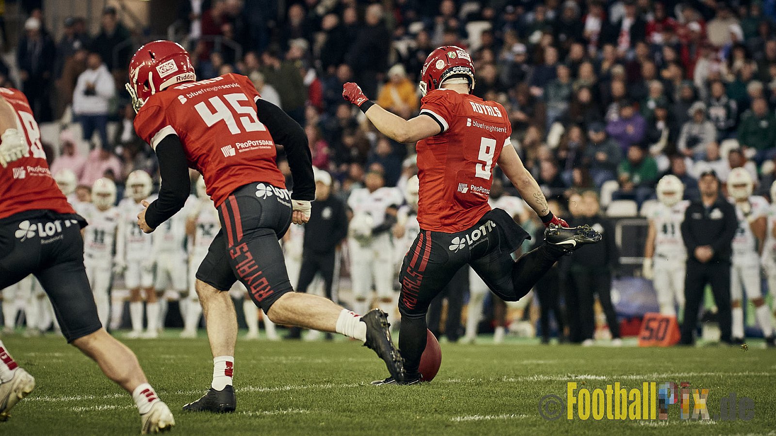 ERIMA GFL Bowl 2023 Potsdam Royals vs. Schwäbisch Hall Unicorns am 14.10.2023 im Stadion Hafenstraße, 45356 Essen. Die Potsdam Royals sind zum ersten Mal Deutscher Meister mit einem Punkte Endstand von 34 : 7. 
Bildnummer: 2023-10-14_0780 - GflBowl2023SchwaebischHallUnicornsVsPotsdamRoyals