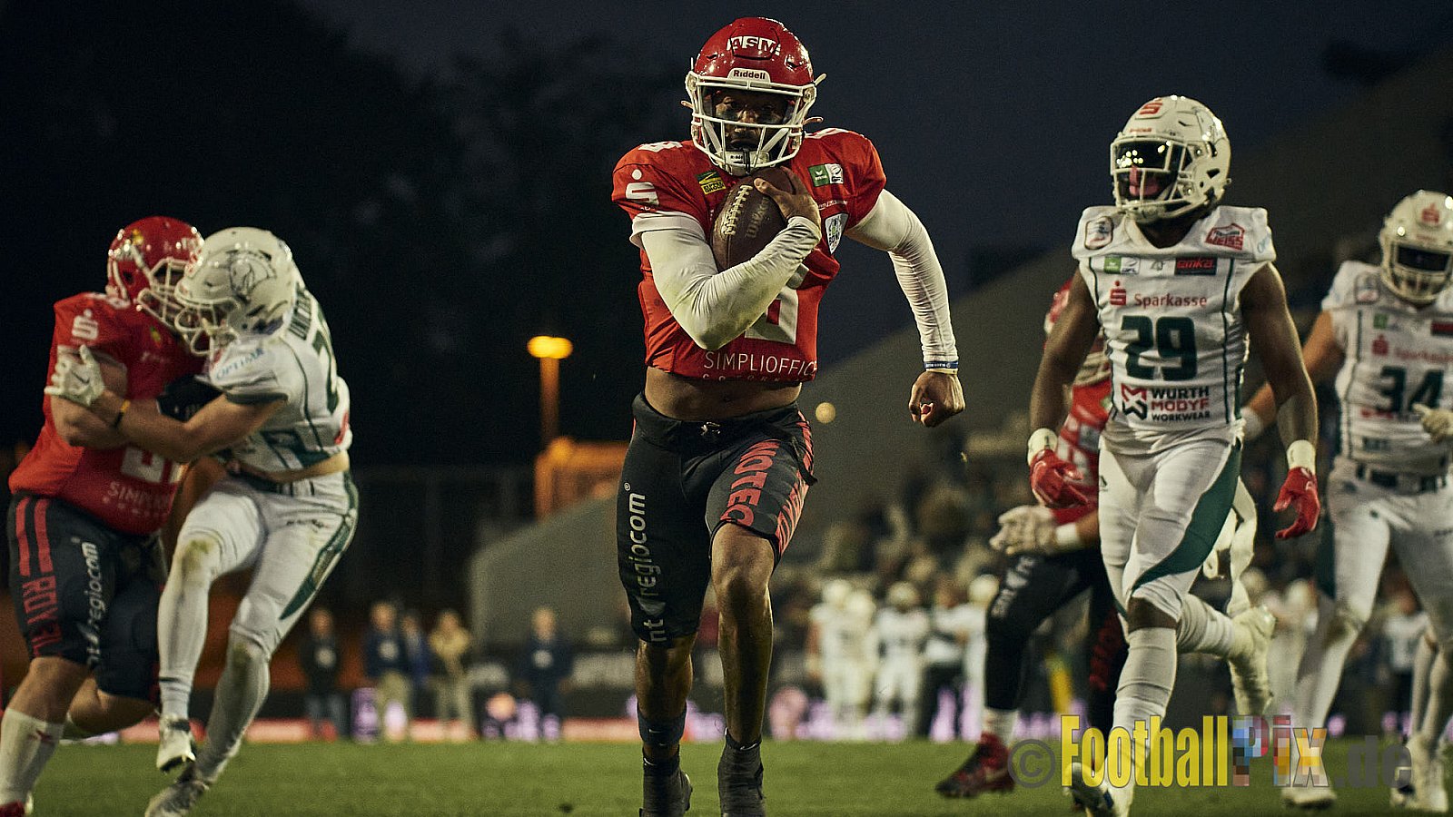 ERIMA GFL Bowl 2023 Potsdam Royals vs. Schwäbisch Hall Unicorns am 14.10.2023 im Stadion Hafenstraße, 45356 Essen. Die Potsdam Royals sind zum ersten Mal Deutscher Meister mit einem Punkte Endstand von 34 : 7. 
Bildnummer: 2023-10-14_0887 - GflBowl2023SchwaebischHallUnicornsVsPotsdamRoyals