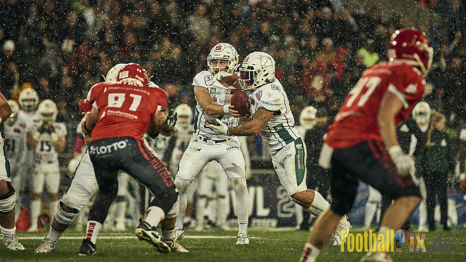 ERIMA GFL Bowl 2023 Potsdam Royals vs. Schwäbisch Hall Unicorns am 14.10.2023 im Stadion Hafenstraße, 45356 Essen. Die Potsdam Royals sind zum ersten Mal Deutscher Meister mit einem Punkte Endstand von 34 : 7. 
Bildnummer: 2023-10-14_0936 - GflBowl2023SchwaebischHallUnicornsVsPotsdamRoyals