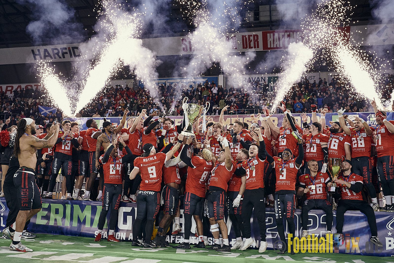 ERIMA GFL Bowl 2023 Potsdam Royals vs. Schwäbisch Hall Unicorns am 14.10.2023 im Stadion Hafenstraße, 45356 Essen. Die Potsdam Royals sind zum ersten Mal Deutscher Meister mit einem Punkte Endstand von 34 : 7. 
Bildnummer: 2023-10-14_1269 - GflBowl2023SchwaebischHallUnicornsVsPotsdamRoyals