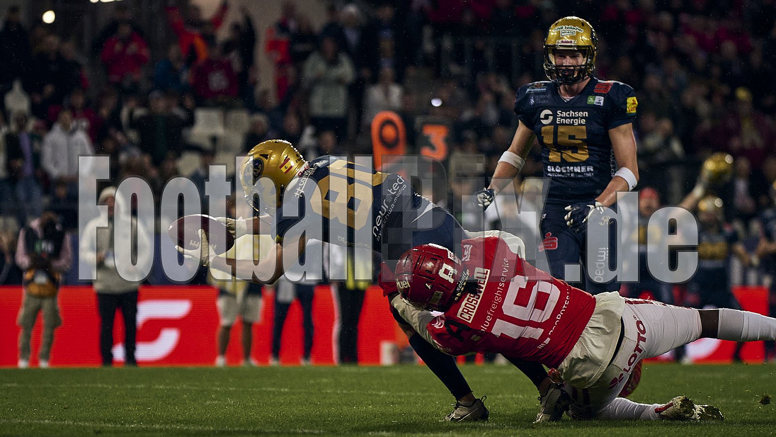 GFL Bowl | Potsdam Royals vs. Dresden Monarchs | 12.10.2024 | Stadion an der Hafenstraße, 97A, Hafenstraße, Vogelheim, Stadtbezirk V, Essen, North Rhine-Westphalia, 45356, Germany | Punkte Endstand 27 : 21 | Bildnummer: 2024-10-12_0699 - GFLBowl2024PotsdamRoyalsVsDresdenMonarchs