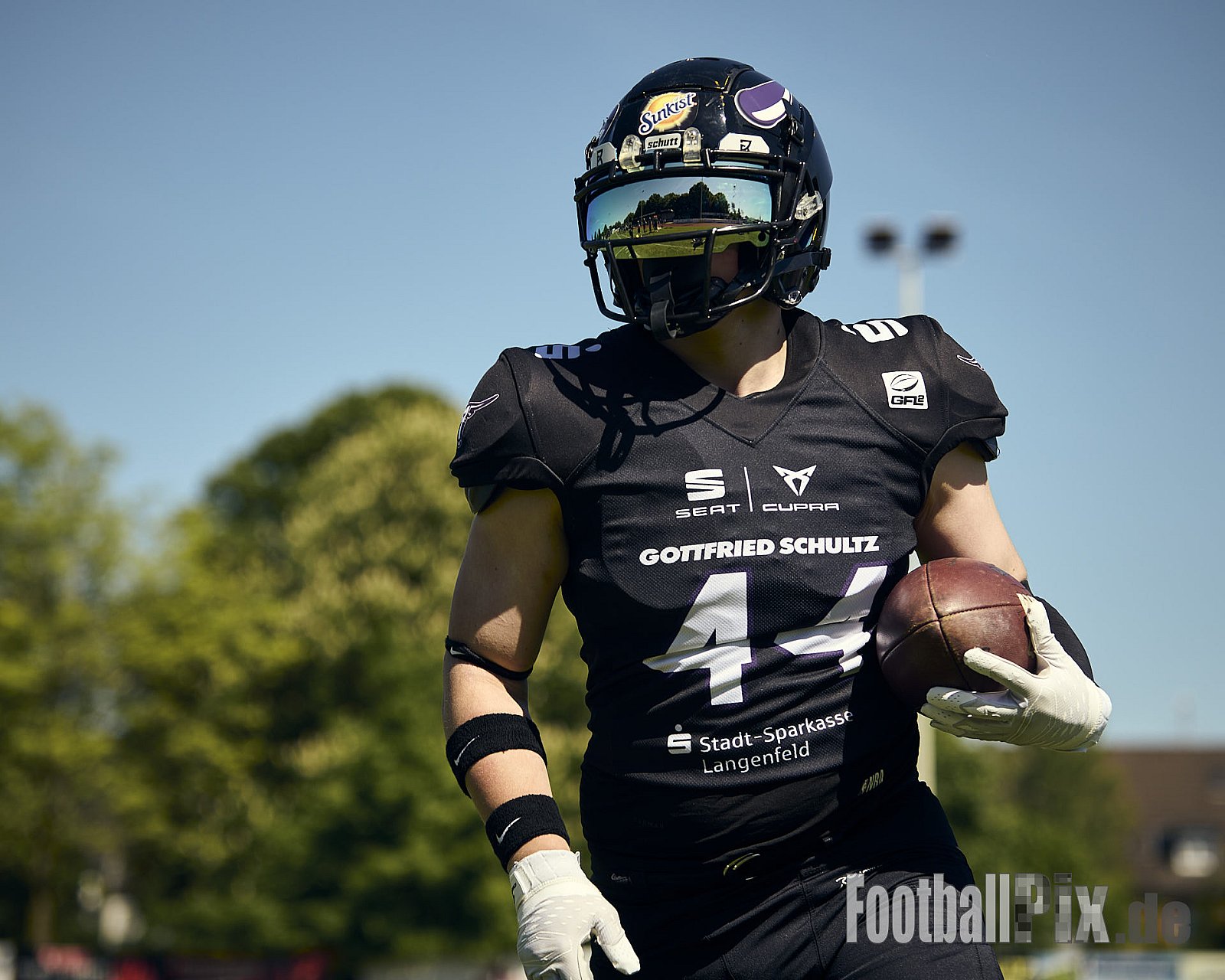 GFL 2 | Langenfeld Longhorns vs. Hamburg Pioneers | 10.05.2025 | Jahnstadion, Langenfeld | Punkte Endstand 35 : 10 | Bildnummer: 2025-05-10_0170 - LangenfeldLonghornsVsHamburgPioneers