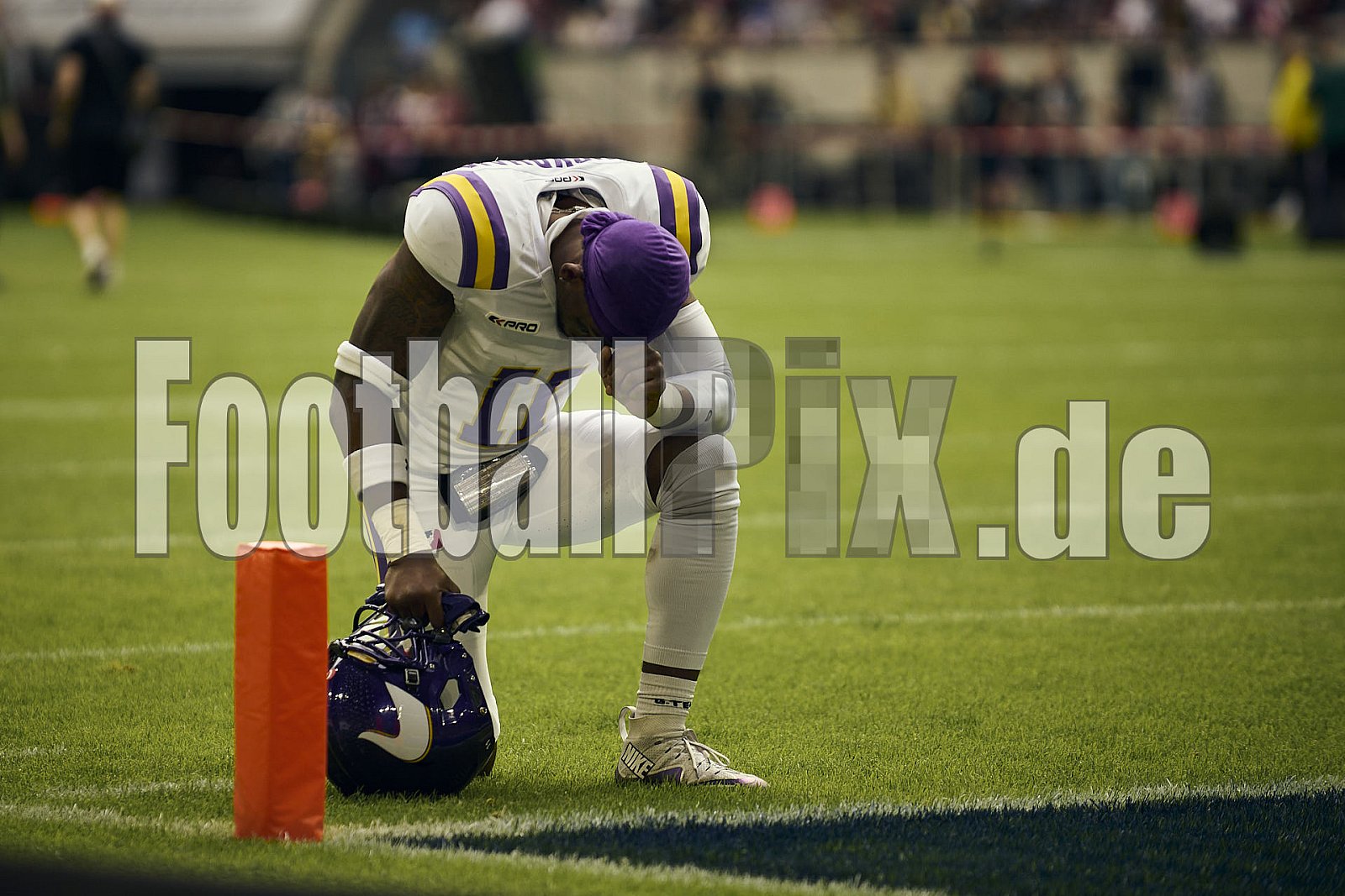 #11 Divine Buckrham, Defensive Back, Vienna Vikings | ELF | Vienna Vikings at Rhein Fire |  Punkte Endstand 21 : 08 | Merkur Spiel-Arena, Dusseldorf | 01.06.2025 | Bildnummer: 2025-06-01_0755 - ViennaVikingsAtRheinFire