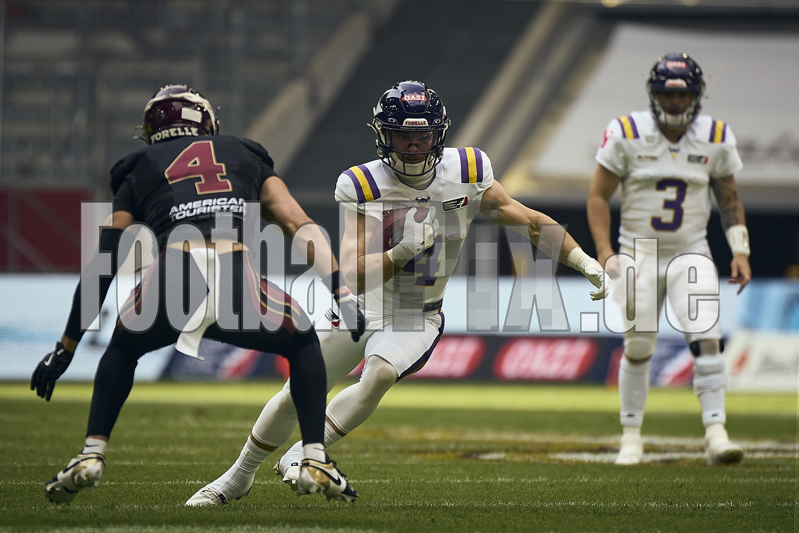 #4 Johannes Schütz, Running Back, Vienna Vikings | #4 Jannik Seibel, Wide Receiver, Rhein Fire| ELF | Vienna Vikings at Rhein Fire |  Punkte Endstand 21 : 08 | Merkur Spiel-Arena, Dusseldorf | 01.06.2025 | Bildnummer: 2025-06-01_0888 - ViennaVikingsAtRheinFire