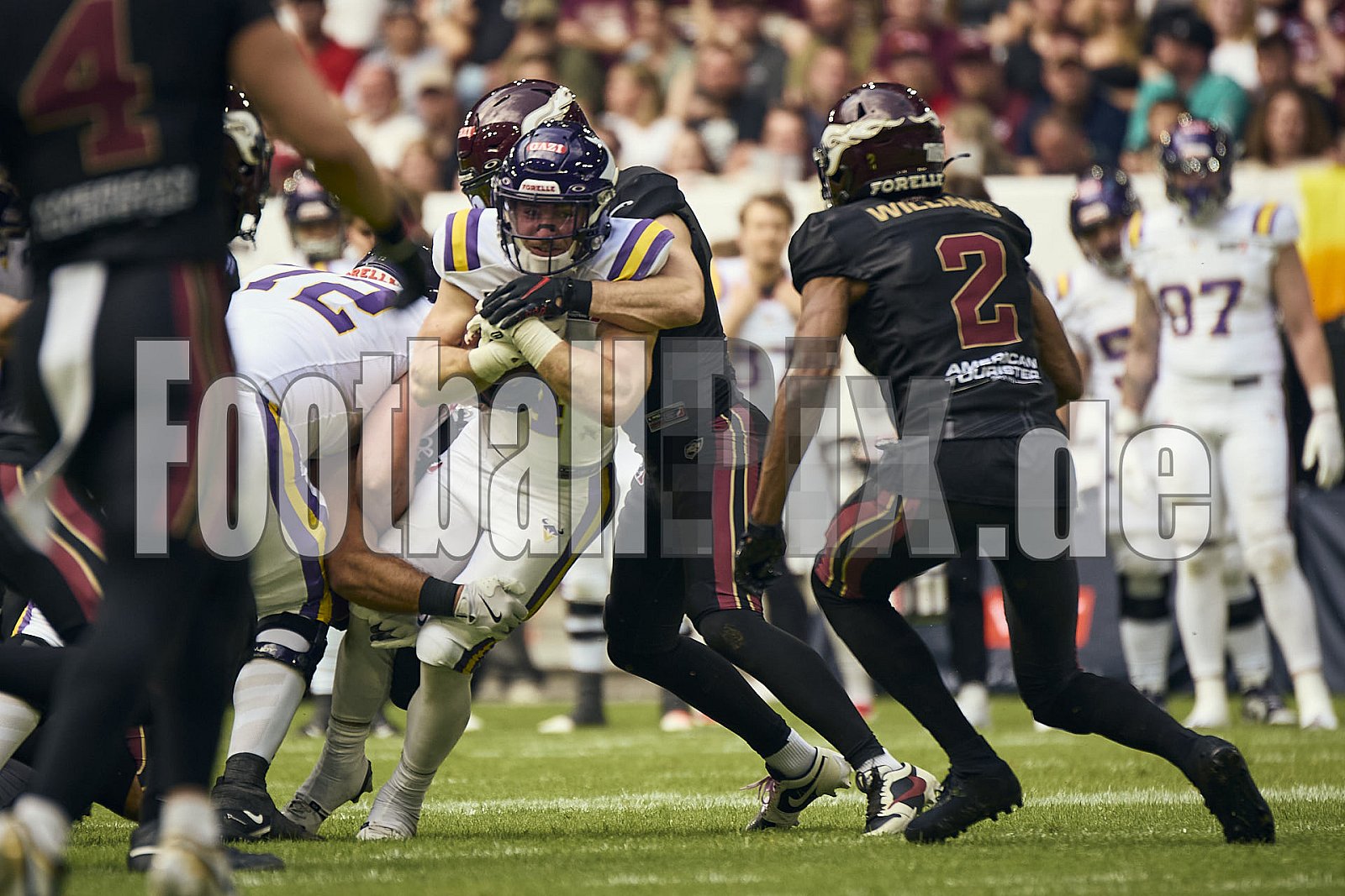 #4 Johannes Schütz, Running Back, Vienna Vikings | ELF | Vienna Vikings at Rhein Fire |  Punkte Endstand 21 : 08 | Merkur Spiel-Arena, Dusseldorf | 01.06.2025 | Bildnummer: 2025-06-01_0958 - ViennaVikingsAtRheinFire