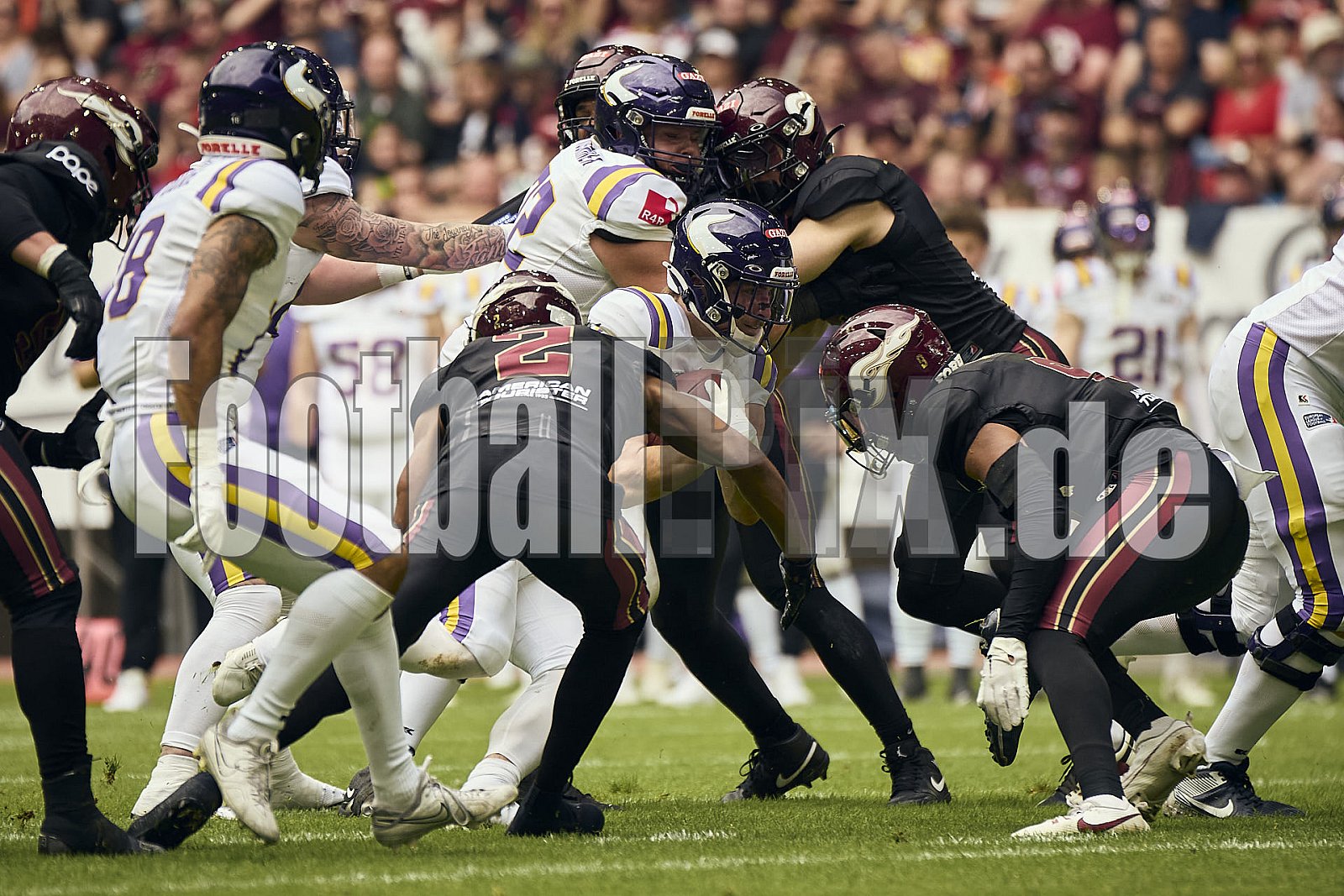 #4 Johannes Schütz, Running Back, Vienna Vikings | ELF | Vienna Vikings at Rhein Fire |  Punkte Endstand 21 : 08 | Merkur Spiel-Arena, Dusseldorf | 01.06.2025 | Bildnummer: 2025-06-01_0986 - ViennaVikingsAtRheinFire