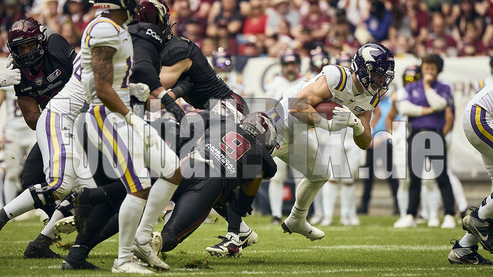 #4 Johannes Schütz, Running Back, Vienna Vikings | ELF | Vienna Vikings at Rhein Fire |  Punkte Endstand 21 : 08 | Merkur Spiel-Arena, Dusseldorf | 01.06.2025 | Bildnummer: 2025-06-01_0990 - ViennaVikingsAtRheinFire