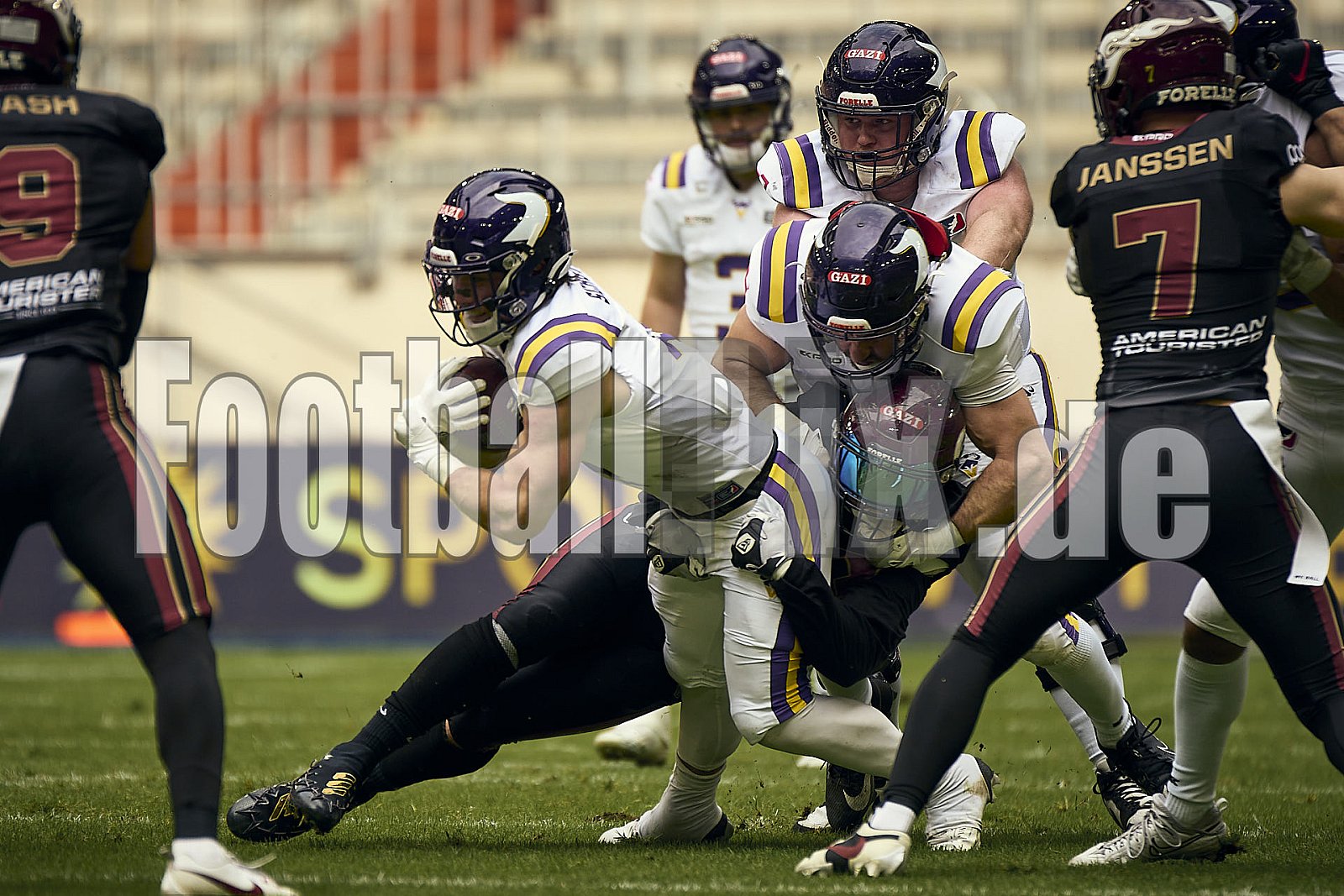 #4 Johannes Schütz, Running Back, Vienna Vikings | ELF | Vienna Vikings at Rhein Fire |  Punkte Endstand 21 : 08 | Merkur Spiel-Arena, Dusseldorf | 01.06.2025 | Bildnummer: 2025-06-01_1068 - ViennaVikingsAtRheinFire