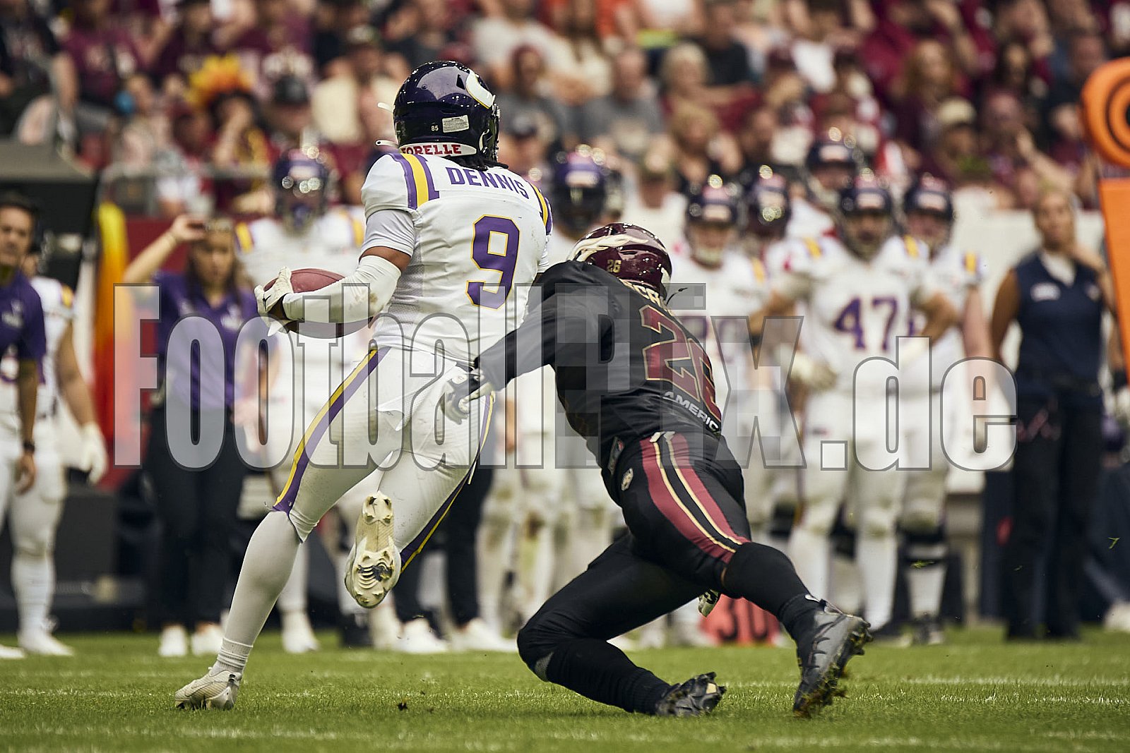 #9 Amani Dennis, Cornerback, Vienna Vikings | #26 Lino Schröter, Defensive Back, Rhein Fire | ELF | Vienna Vikings at Rhein Fire |  Punkte Endstand 21 : 08 | Merkur Spiel-Arena, Dusseldorf | 01.06.2025 | Bildnummer: 2025-06-01_1405 - ViennaVikingsAtRheinFire
