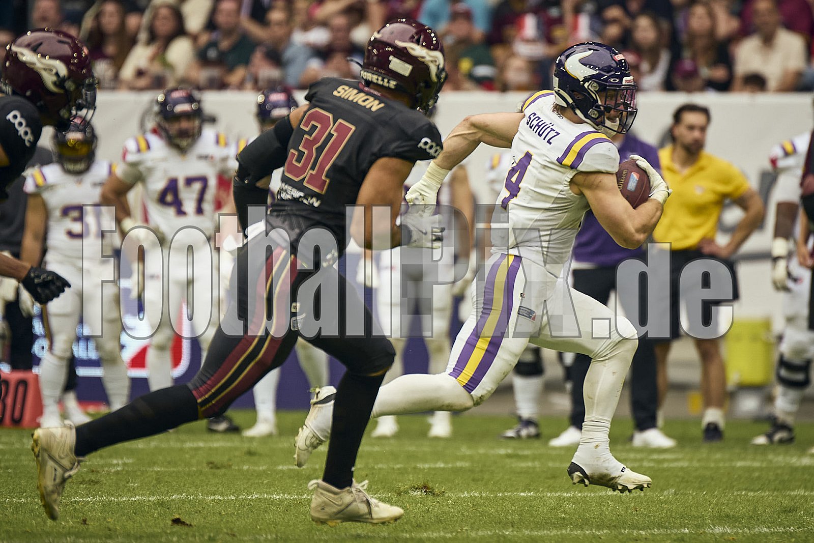#4 Johannes Schütz, Running Back, Vienna Vikings | ELF | Vienna Vikings at Rhein Fire |  Punkte Endstand 21 : 08 | Merkur Spiel-Arena, Dusseldorf | 01.06.2025 | Bildnummer: 2025-06-01_1432 - ViennaVikingsAtRheinFire